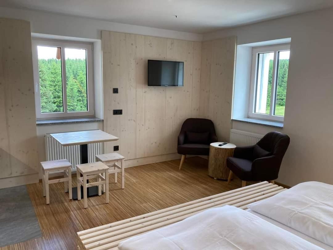Family Room with Mountain View photo 2