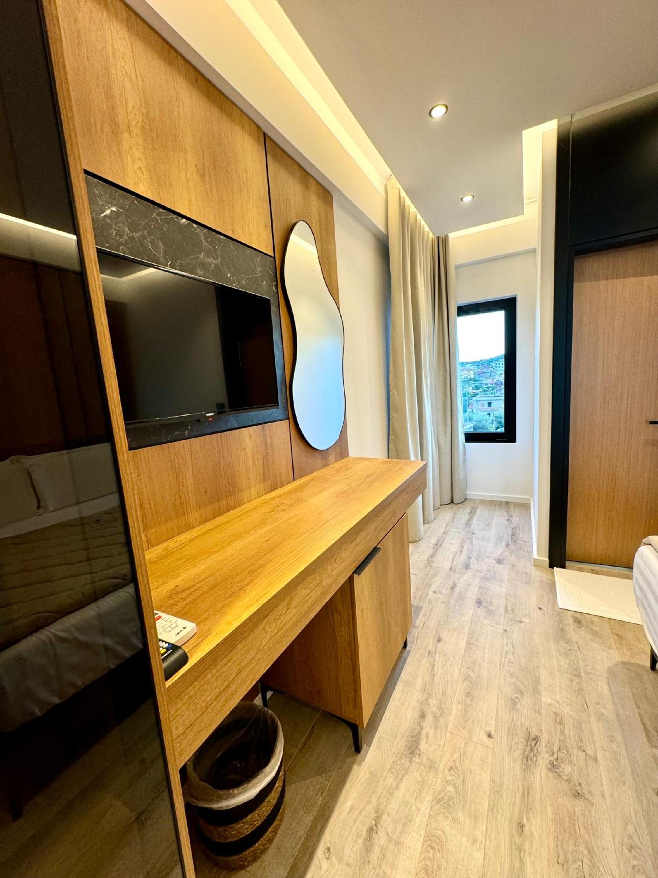 Deluxe Quadruple Room with Jacuzzi photo 2