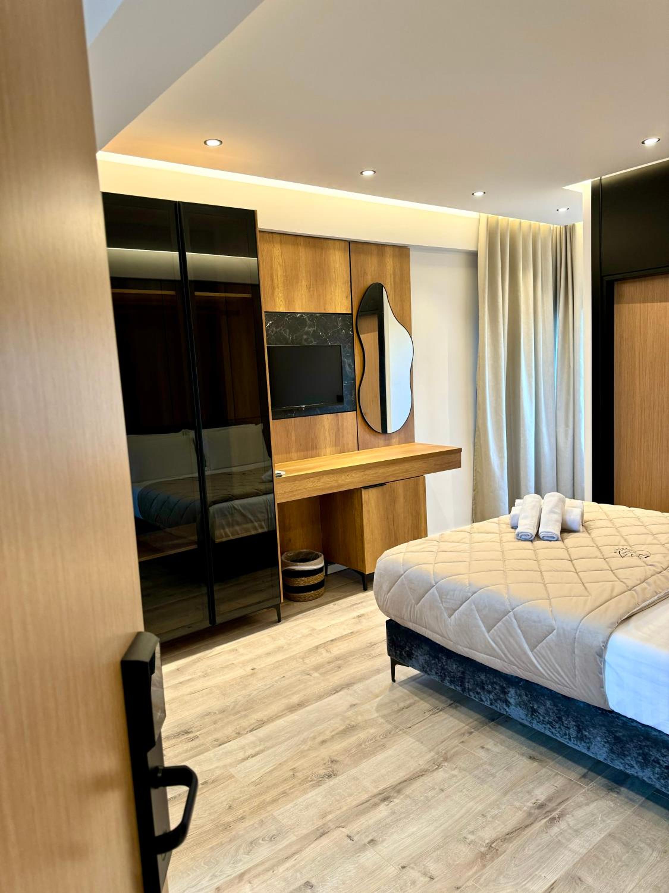 Deluxe Quadruple Room with Jacuzzi photo 3