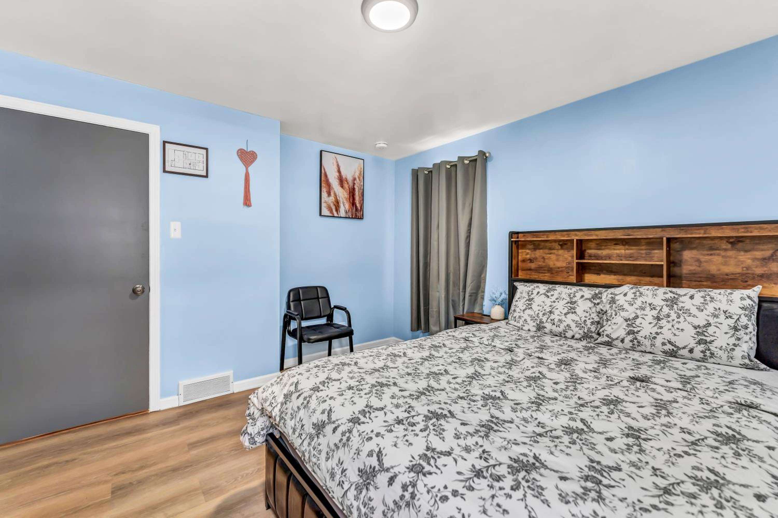 Three-Bedroom House photo 2