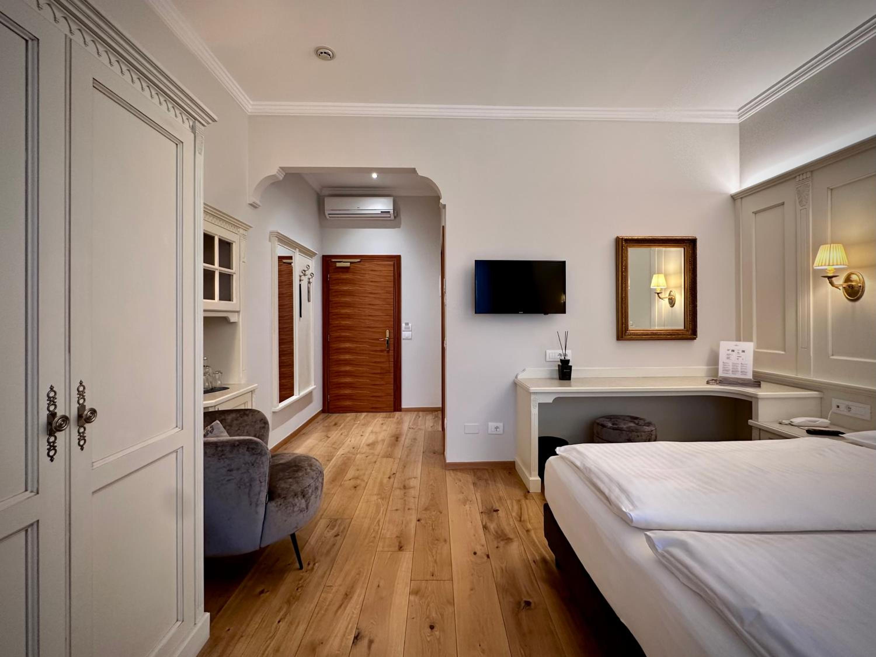Deluxe Double Room with River View and Balcony - Photo 13