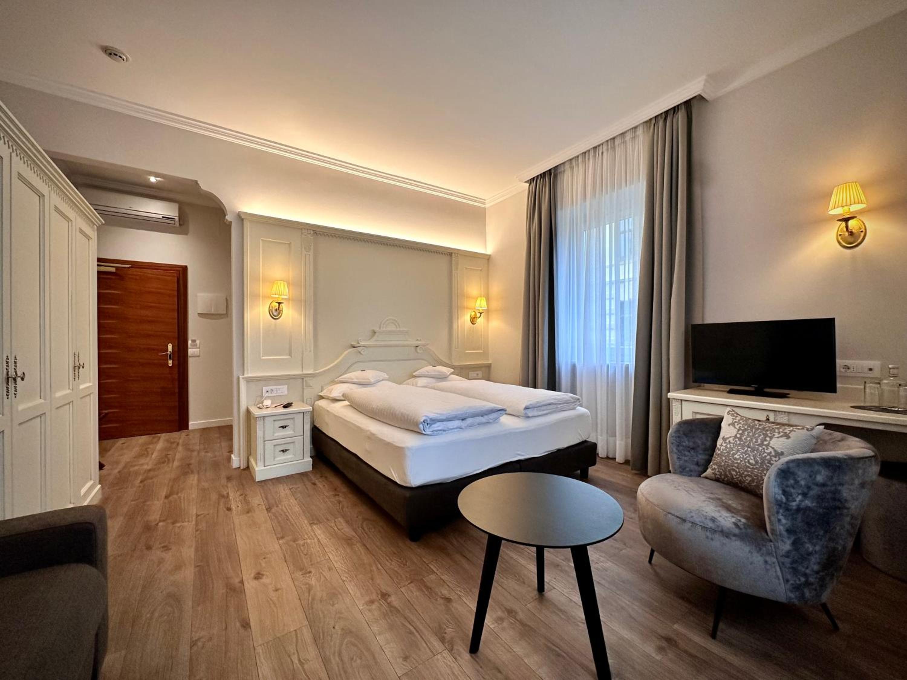 Deluxe Double Room with River View and Balcony - Photo 14