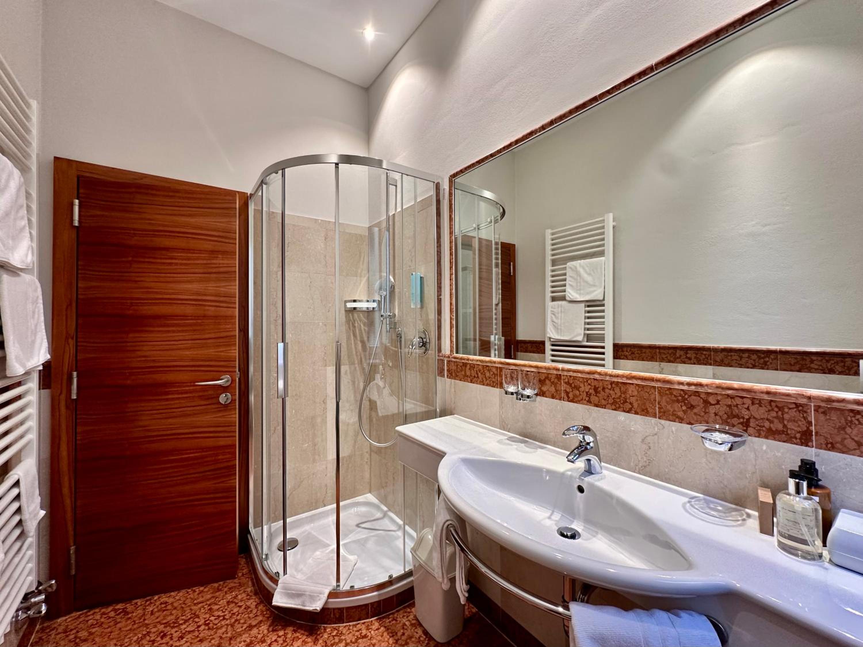 Deluxe Double Room with River View and Balcony - Photo 4