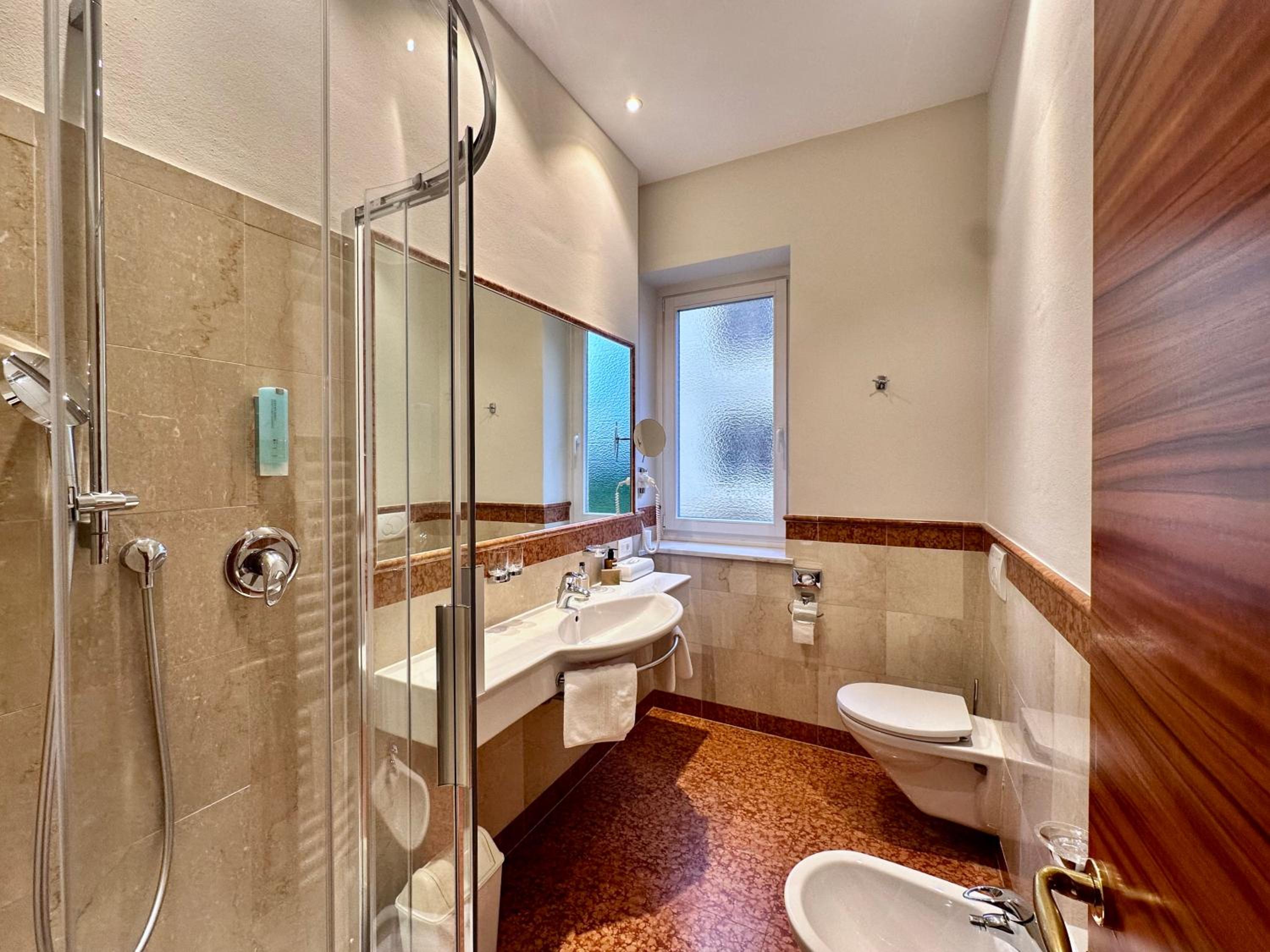 Deluxe Double Room with River View and Balcony - Photo 7