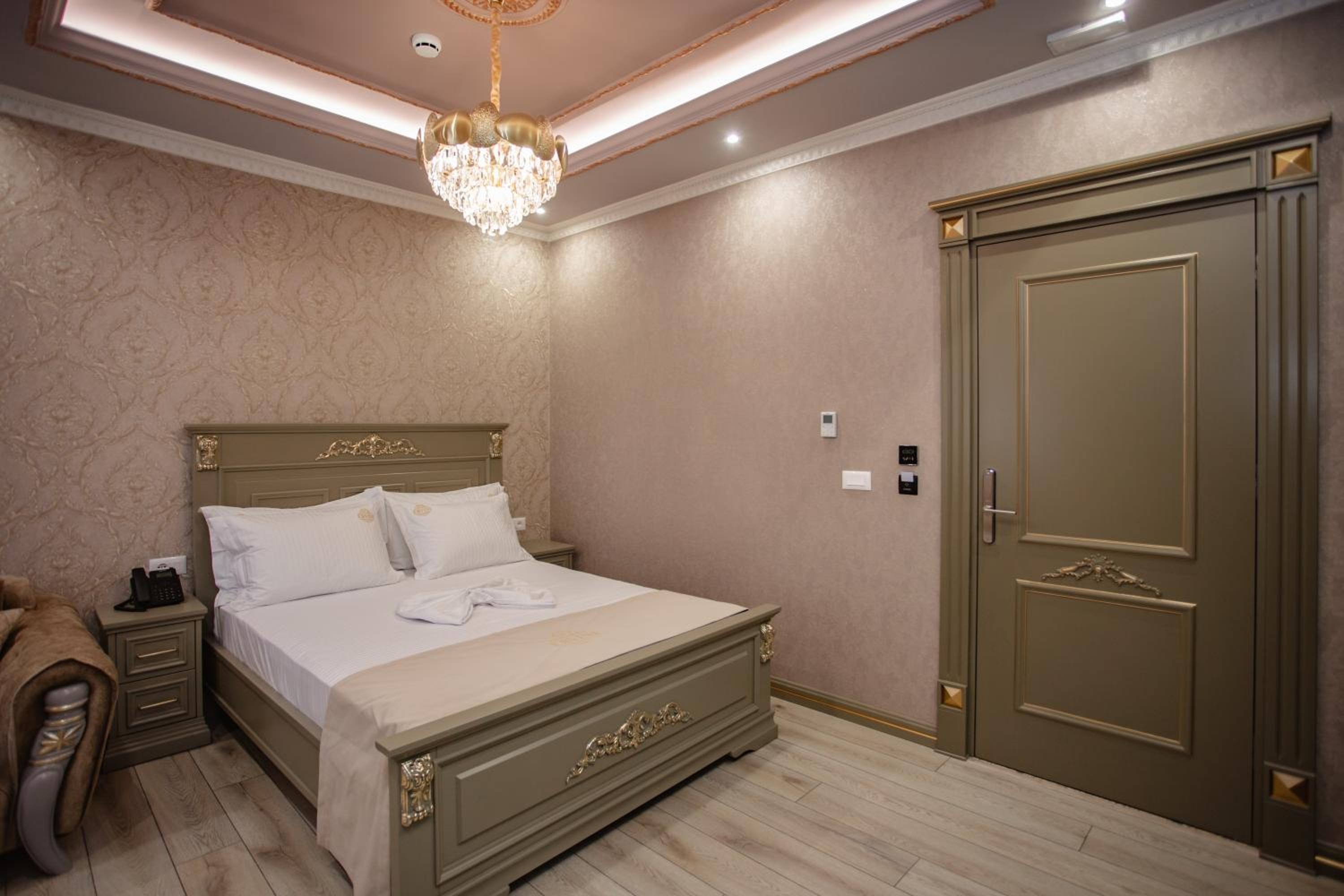 Deluxe Double Room With Extra Bed