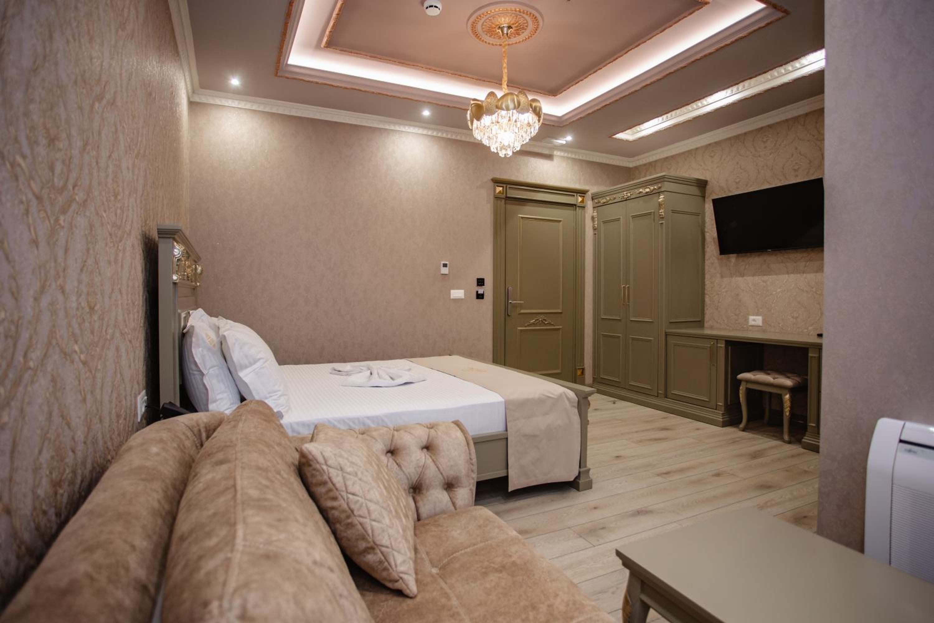 Deluxe Double Room With Extra Bed photo 2