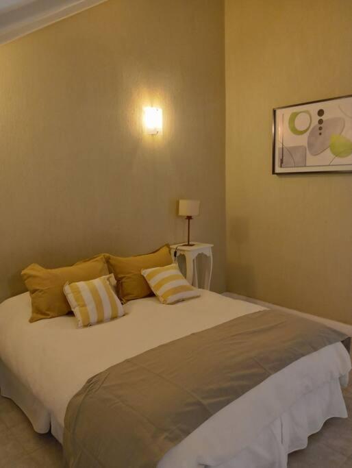 Six-Bedroom House photo 1