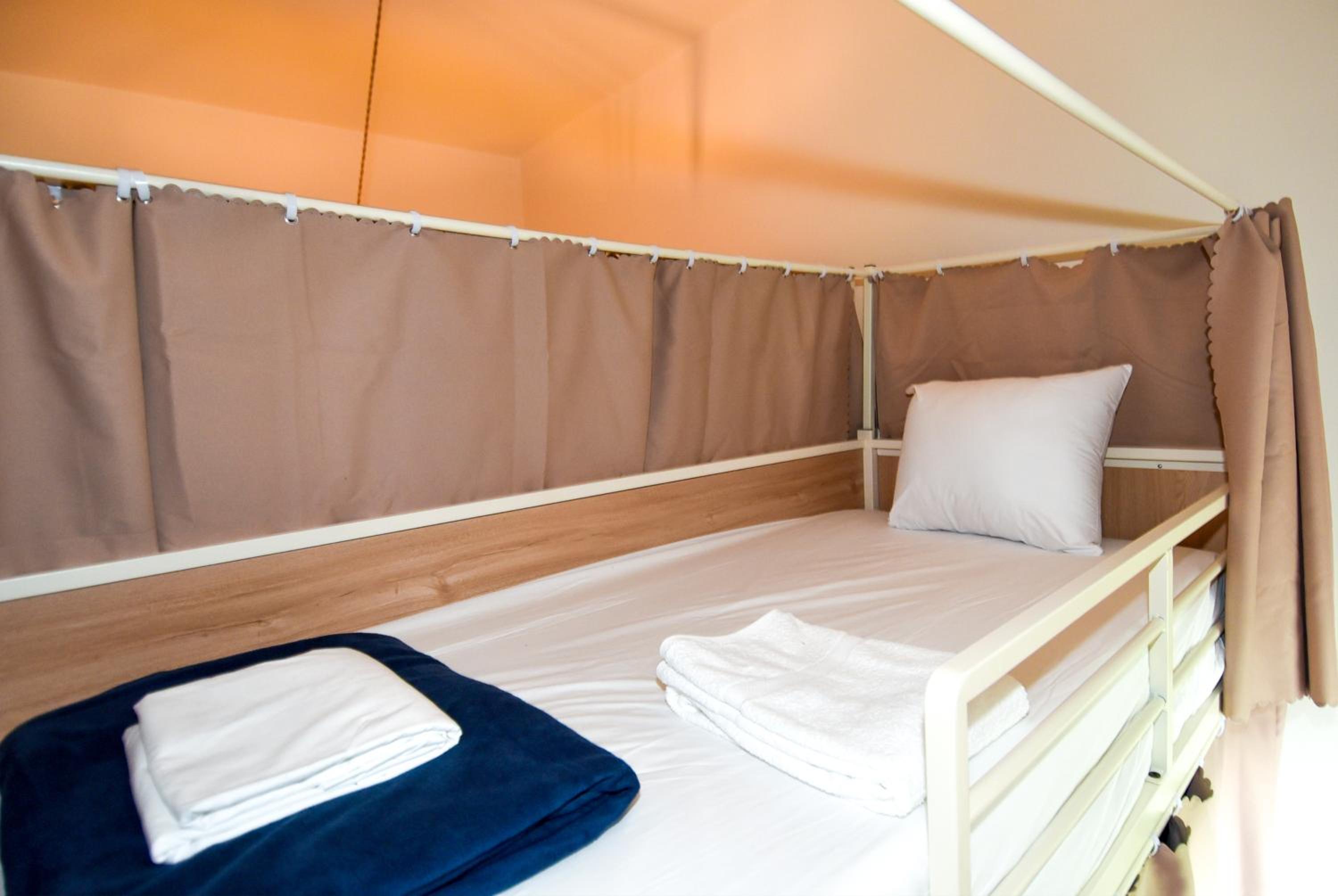 Female Only: One Privacy Pod Bed in a 6-Person-Max Female Only Shared Room photo 3