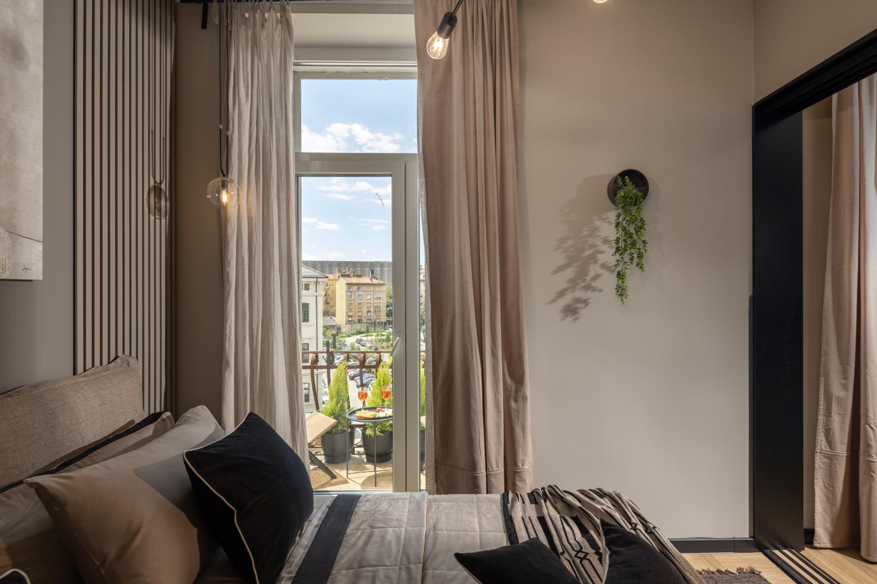 Deluxe One-Bedroom Apartment