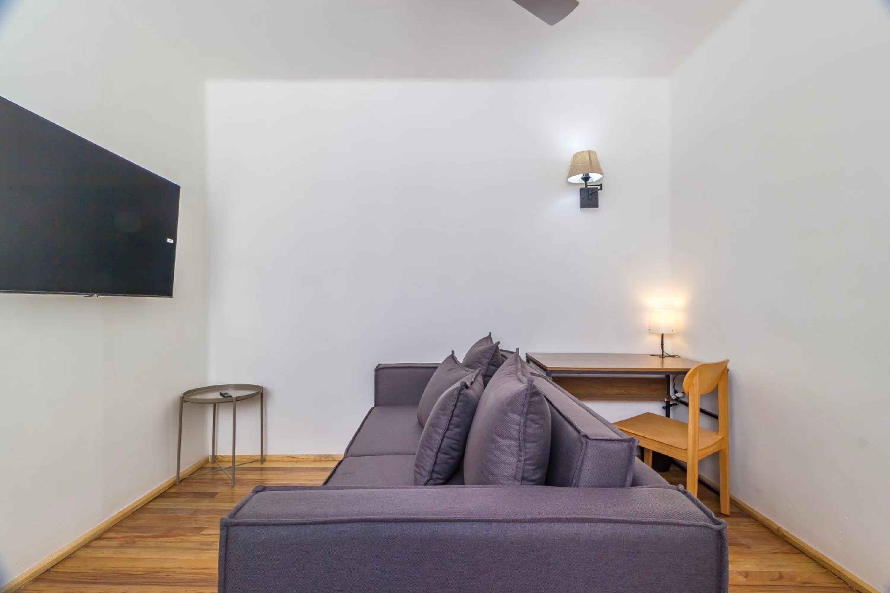 One-Bedroom Standard Apartment photo 1