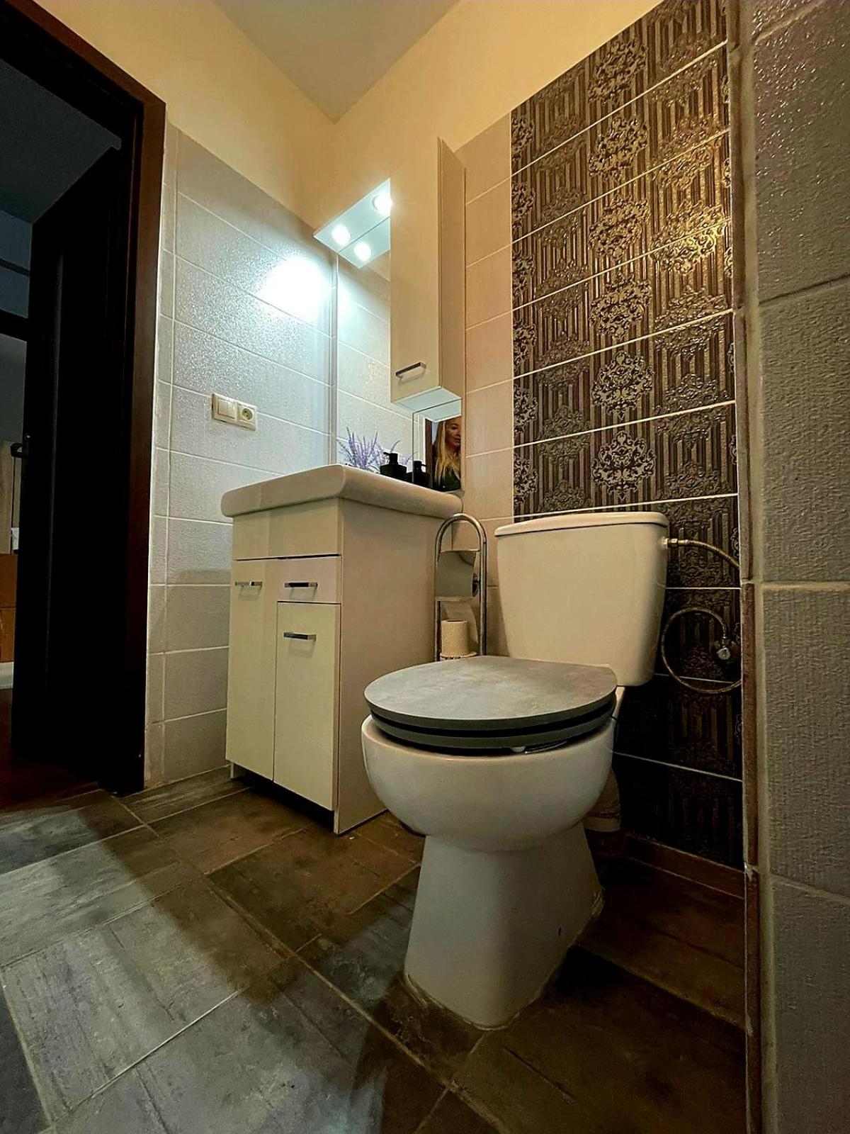 Double Room with Private Bathroom - Photo 2