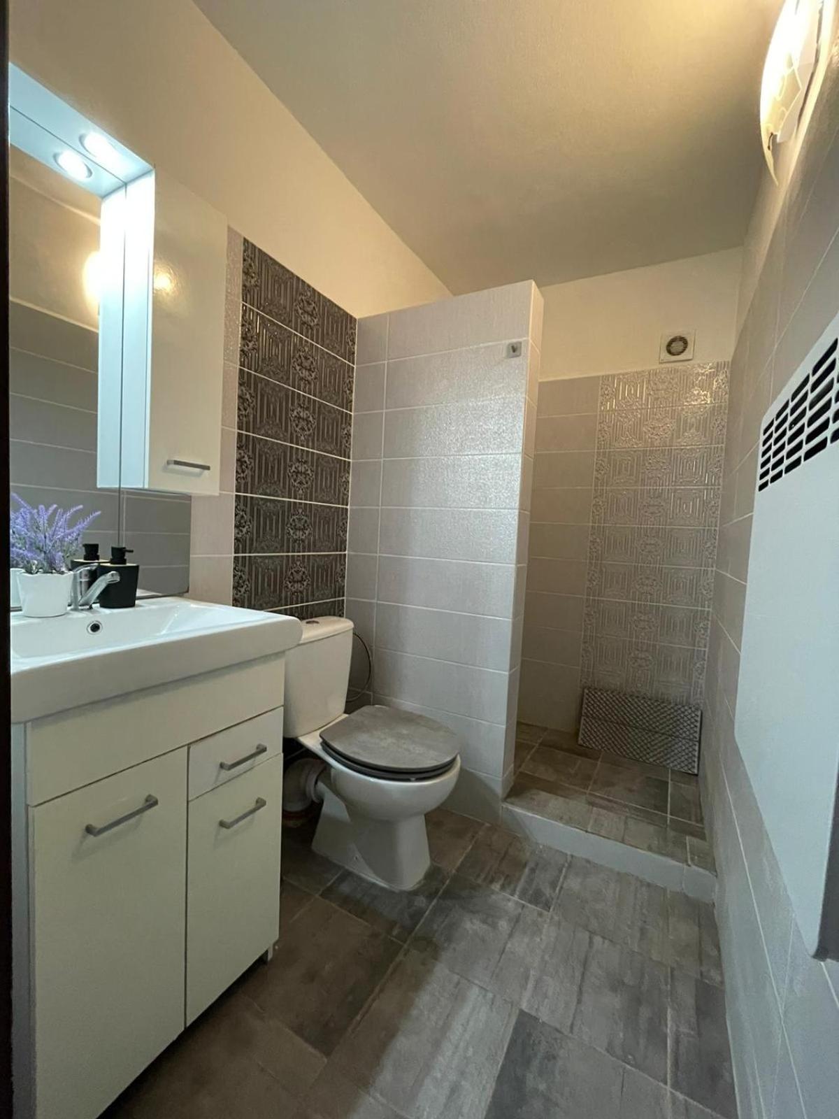 Double Room with Private Bathroom - Photo 9