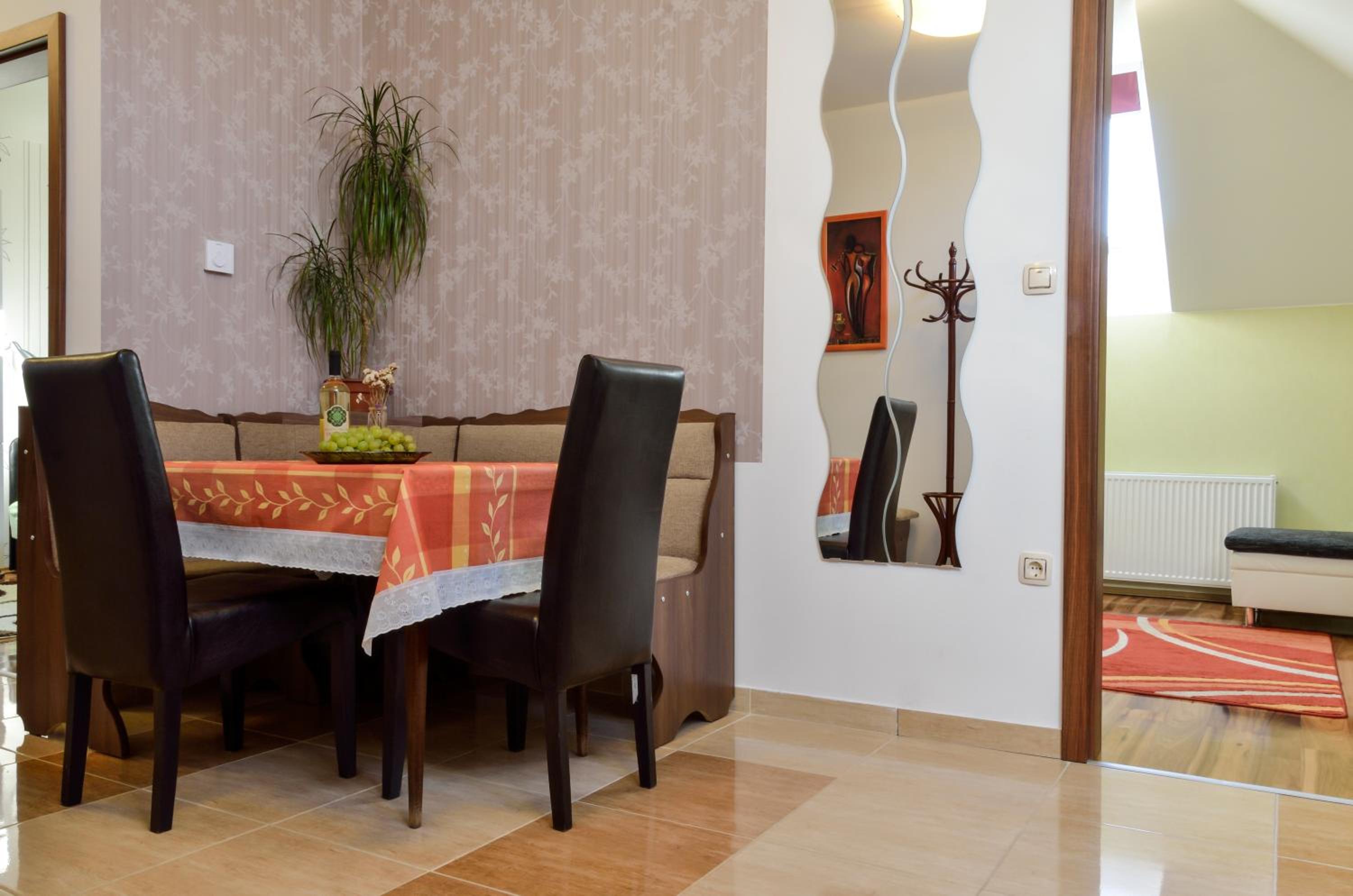 Two-Bedroom Upstairs Apartment with Garden View - Photo 2