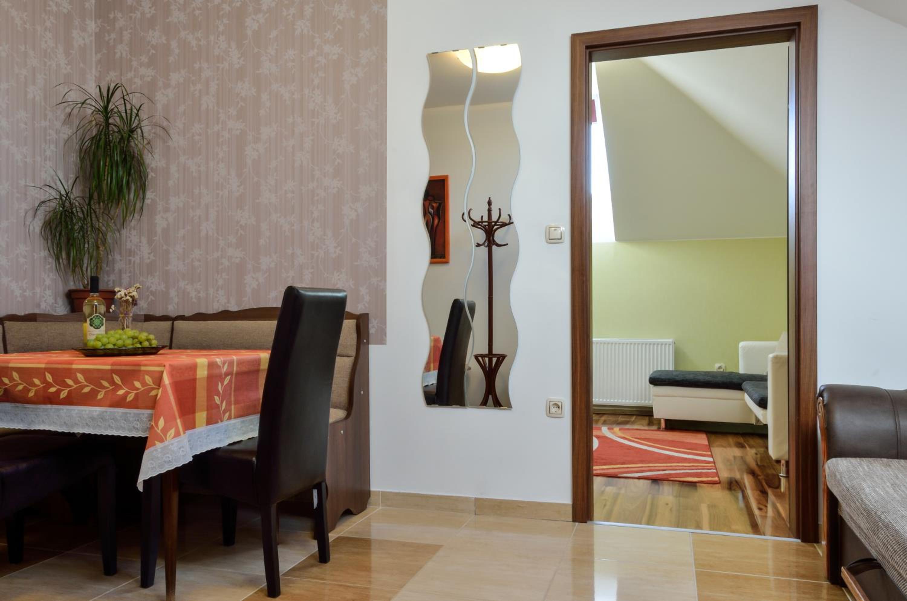 Two-Bedroom Upstairs Apartment with Garden View - Photo 10