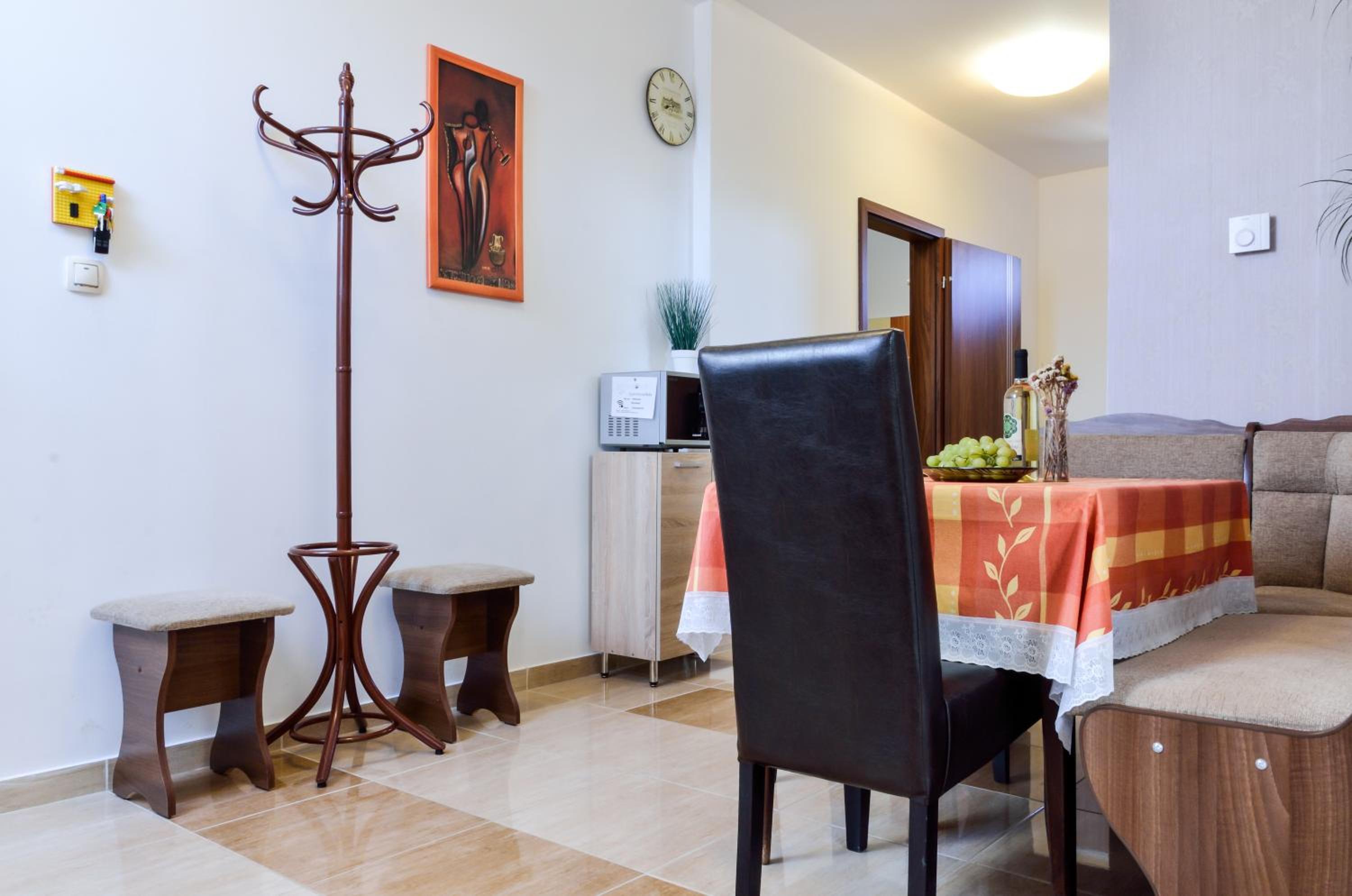 Two-Bedroom Upstairs Apartment with Garden View - Photo 14
