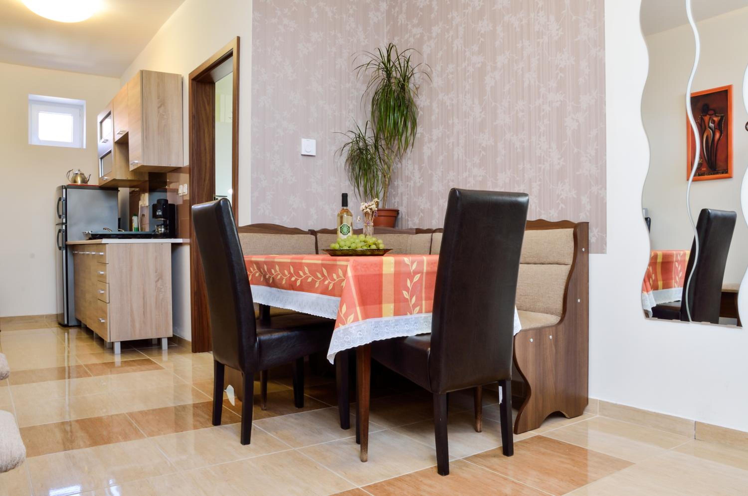 Two-Bedroom Upstairs Apartment with Garden View - Photo 13