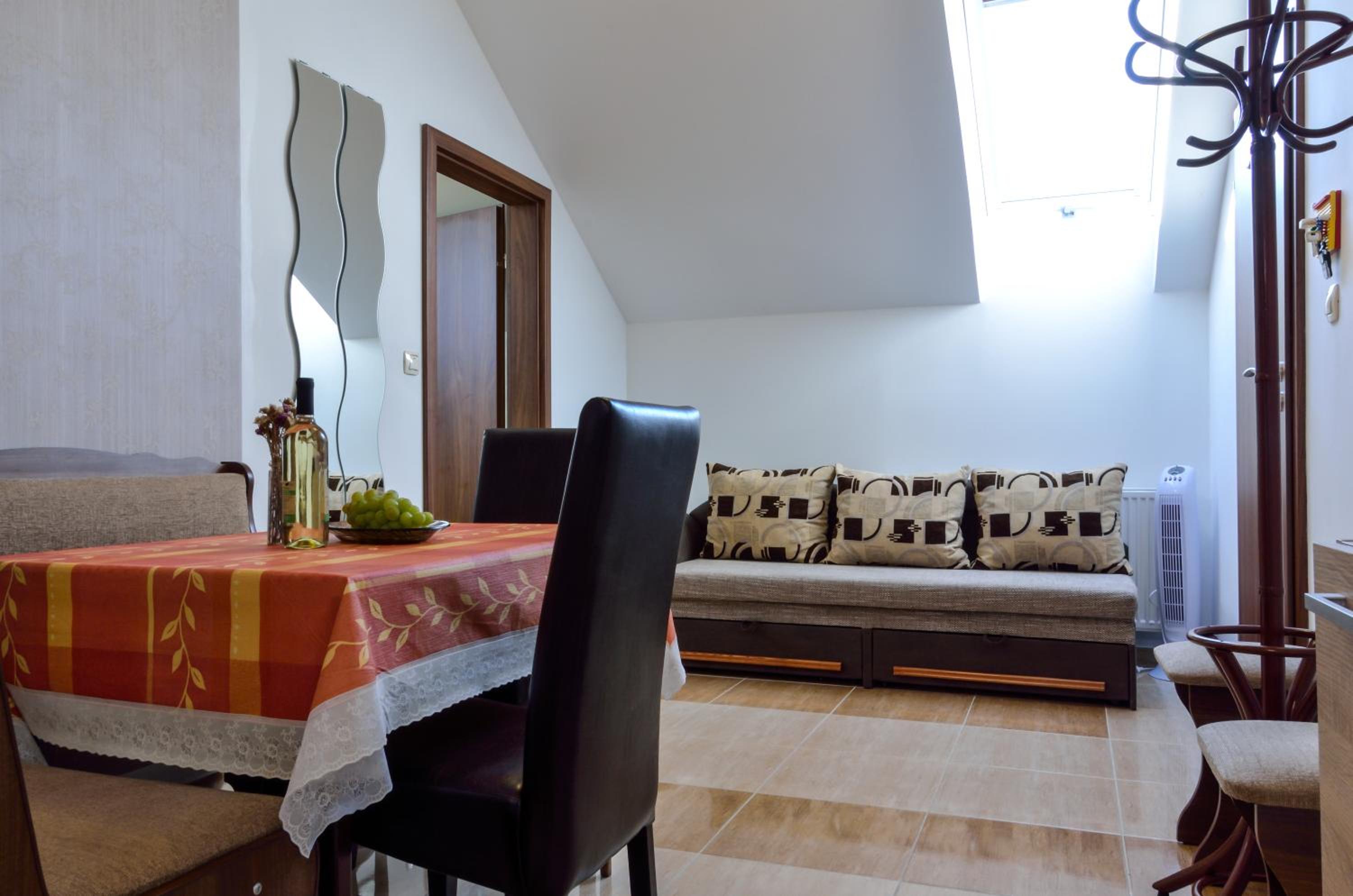 Two-Bedroom Upstairs Apartment with Garden View - Photo 7
