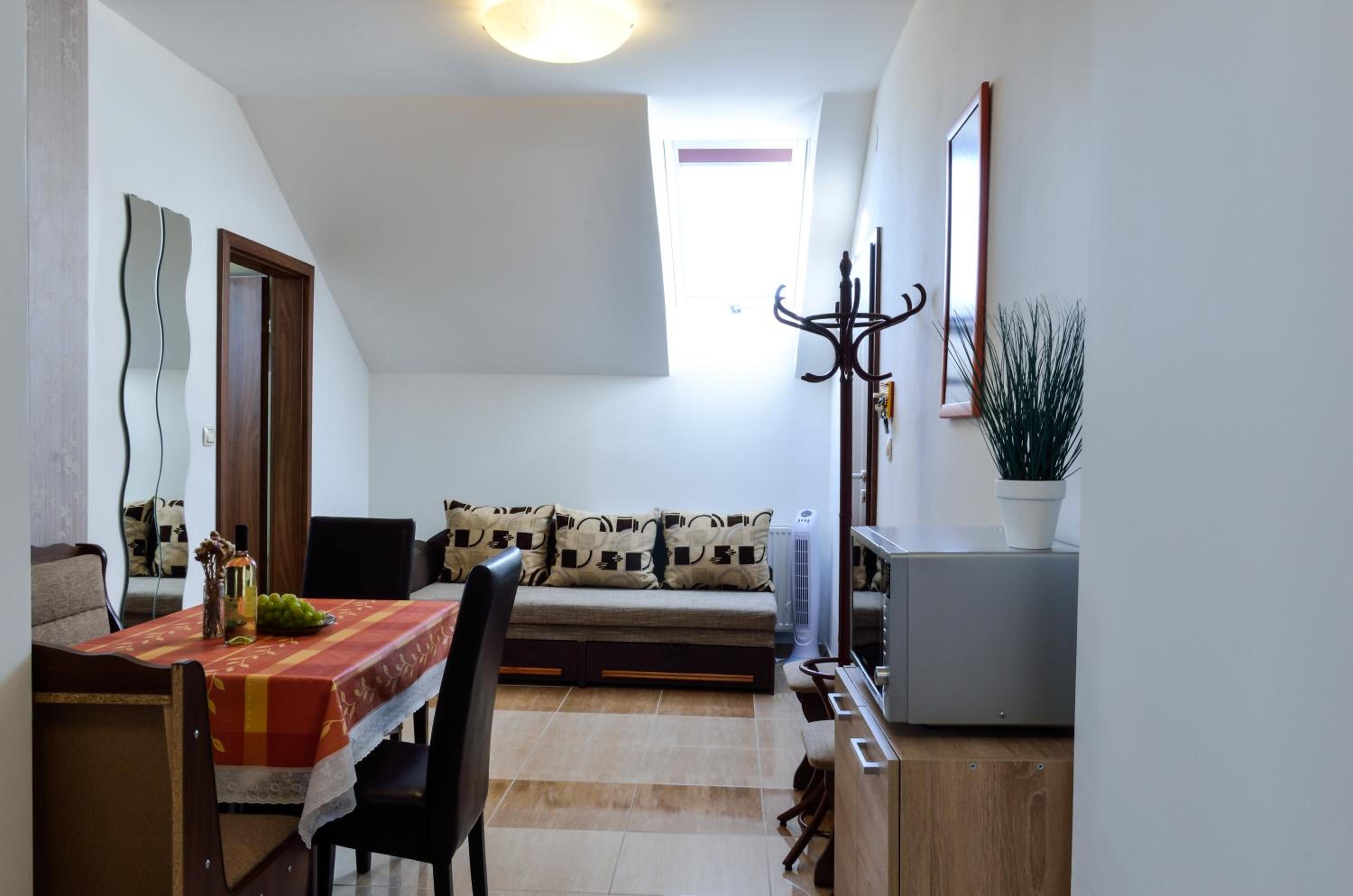 Two-Bedroom Upstairs Apartment with Garden View - Photo 6