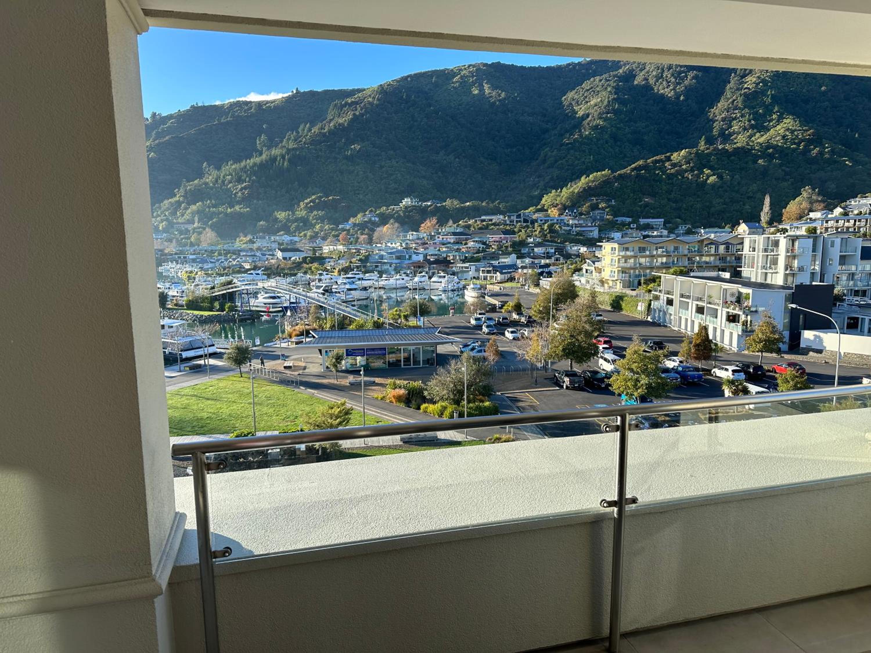Three-Bedroom Apartment with Marina View photo 2