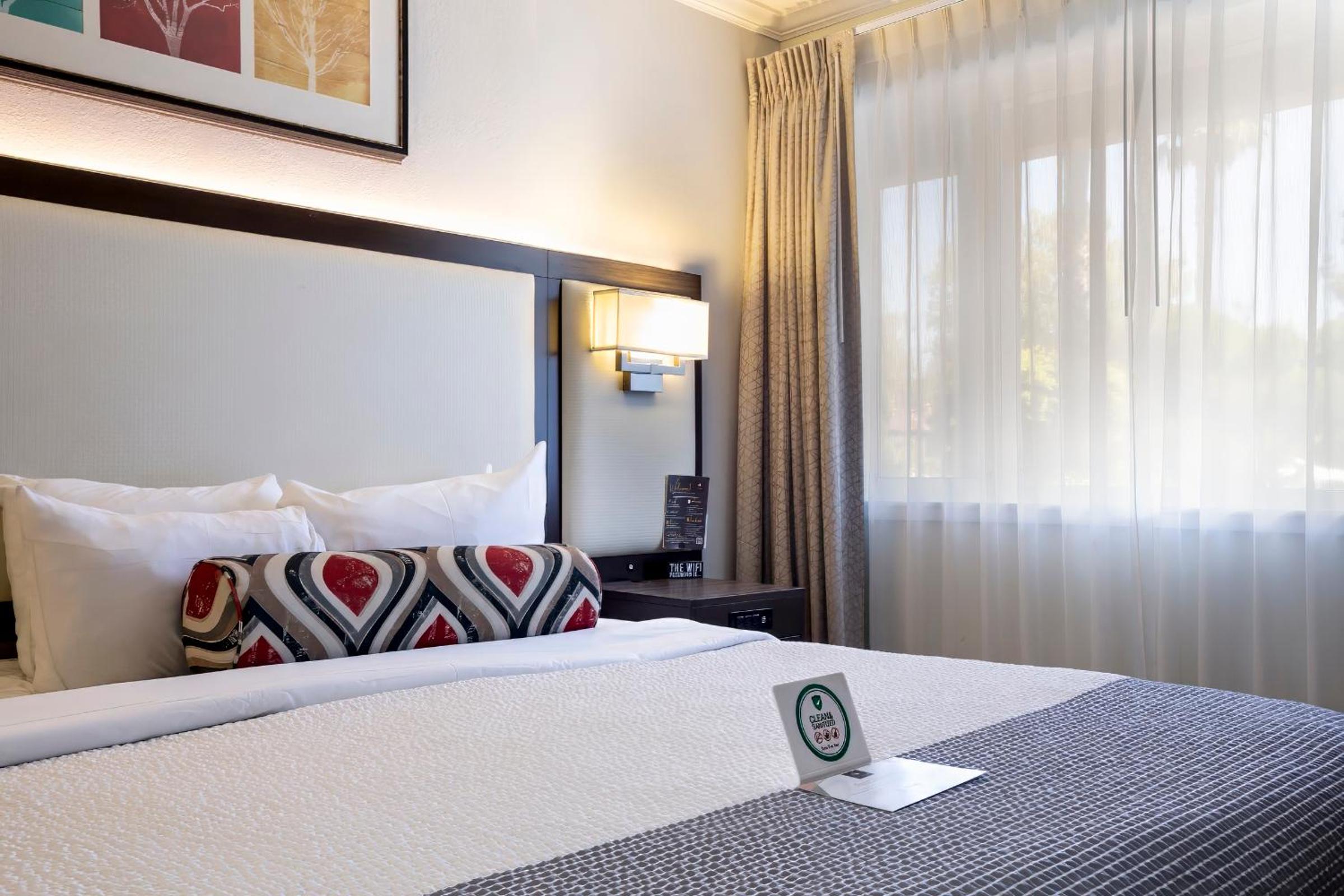 Deluxe Queen Room - Disability Access/Non-Smoking photo 2