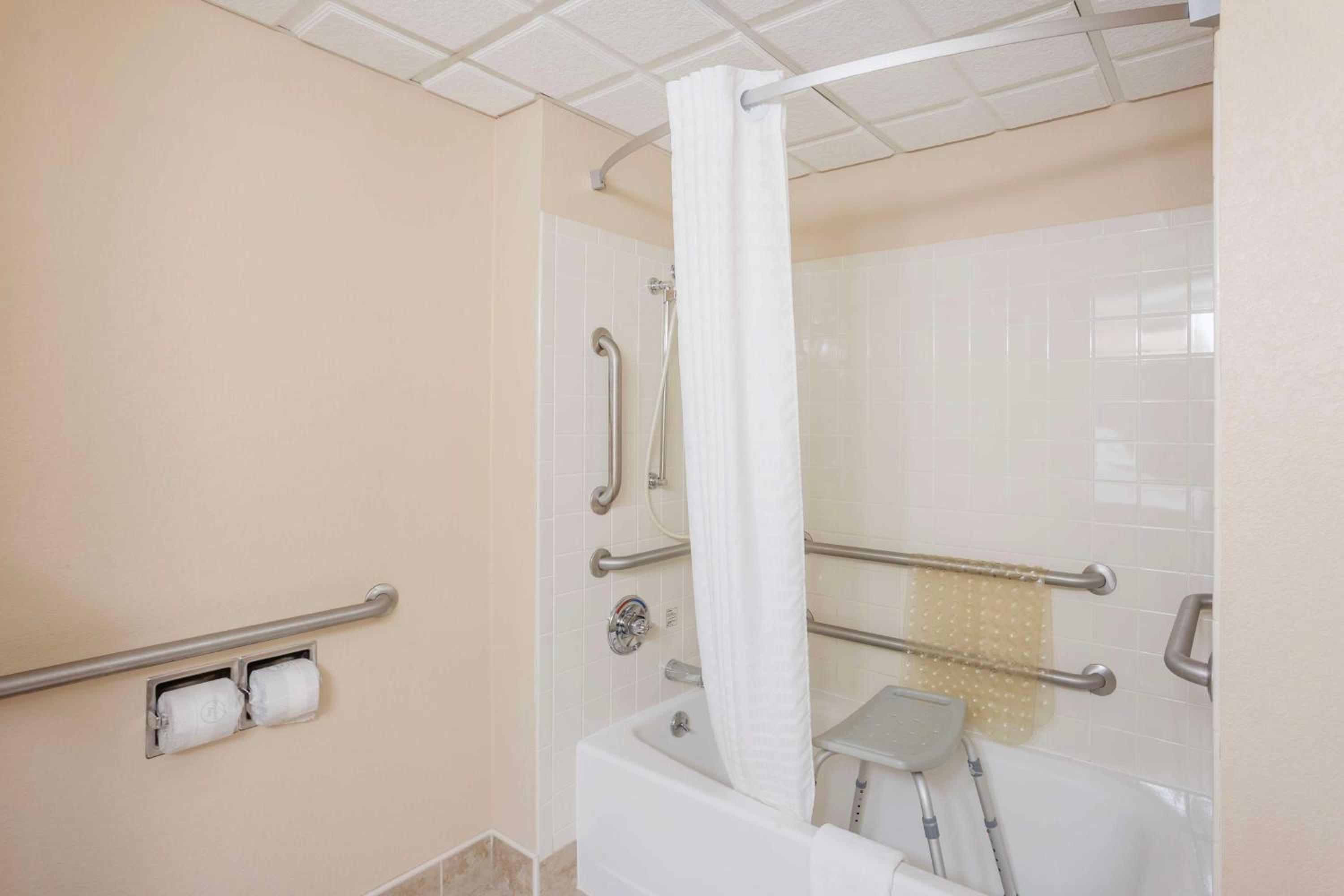 Double Room with Two Double Beds and Bath Tub - Mobility Accessible/Non-Smoking photo 2