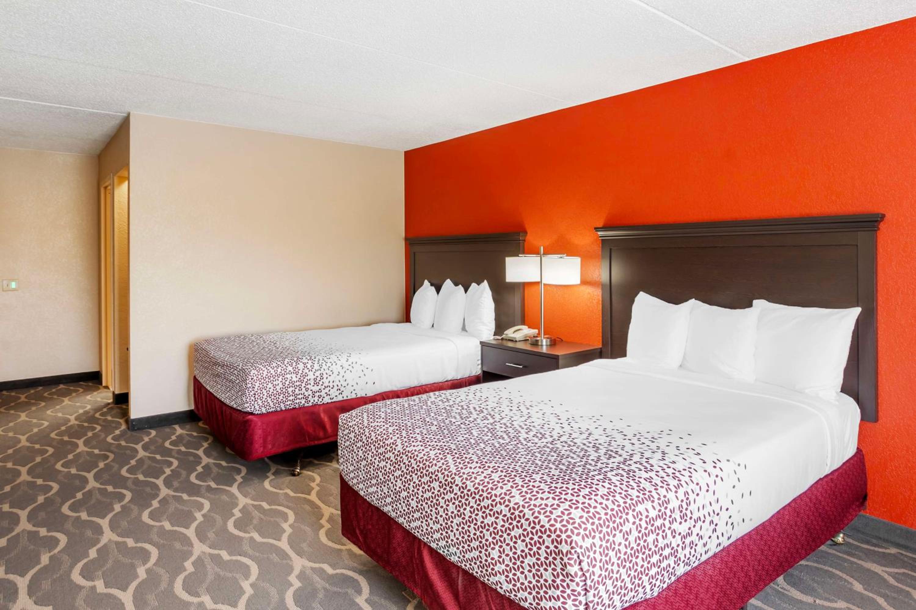 Double Room with Two Double Beds and Bath Tub - Mobility Accessible/Non-Smoking photo 3