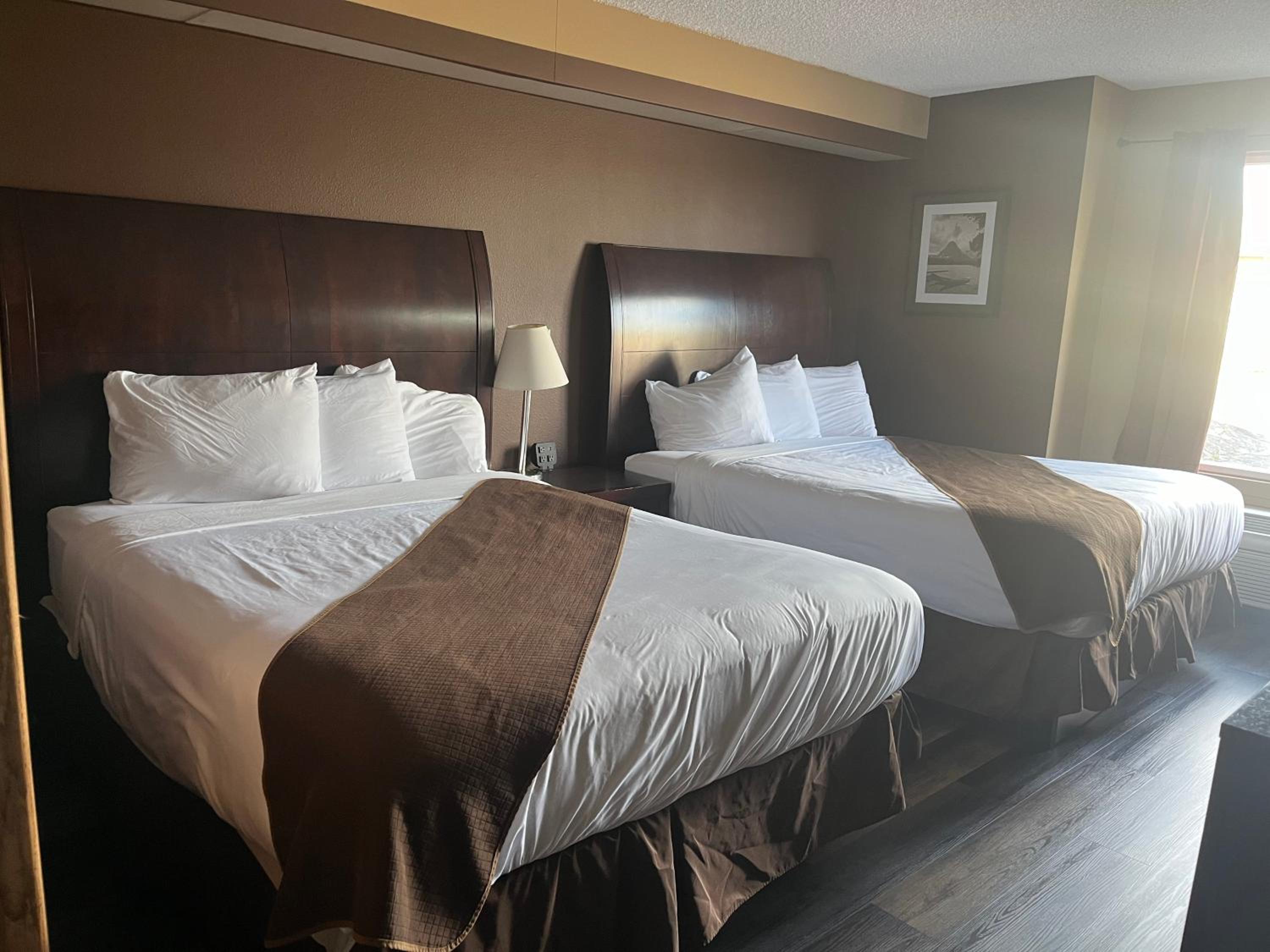 Queen Room with Two Queen Beds photo 2