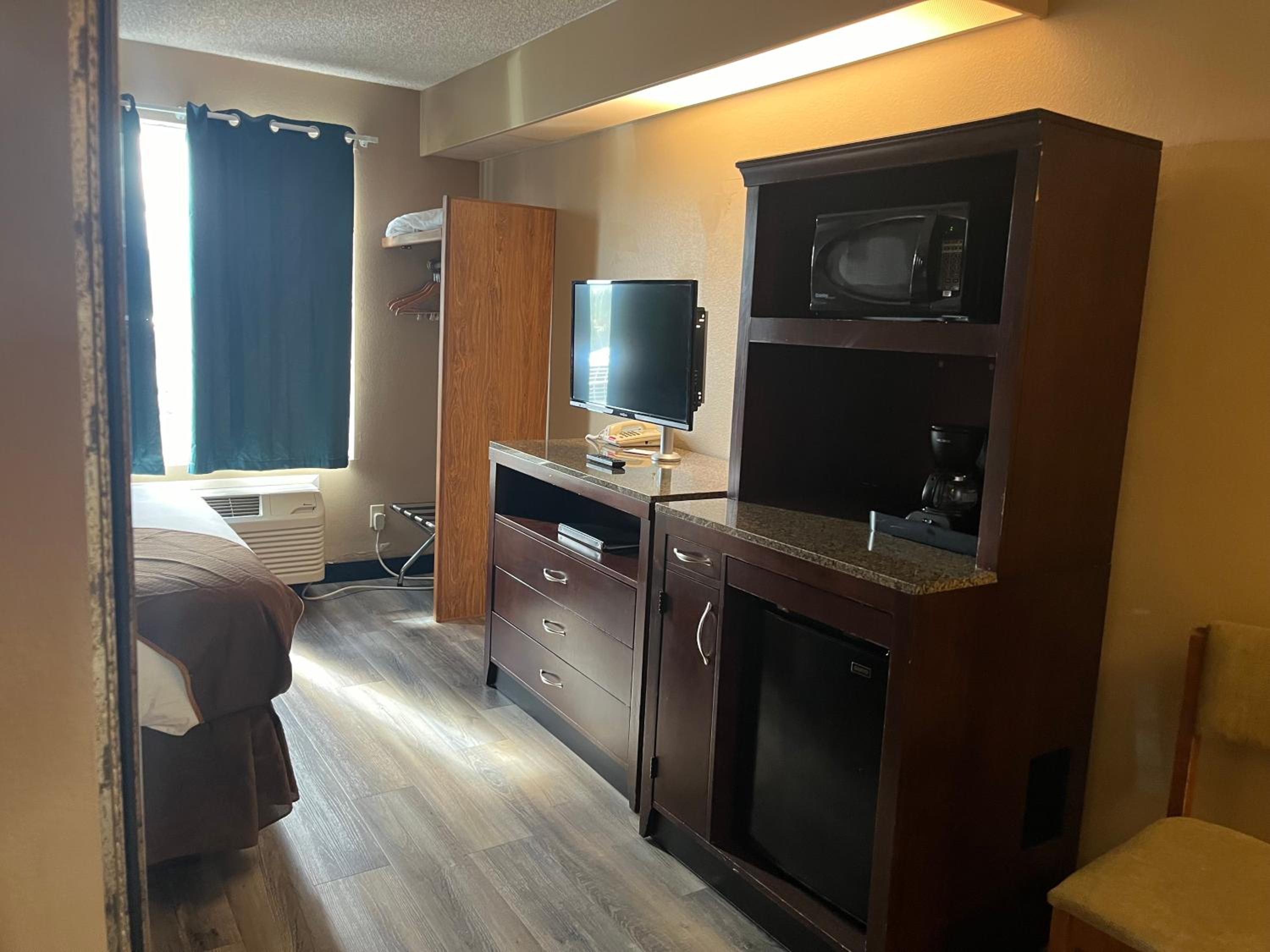 One Queen Bed Swift Current Suite Non-Smoking photo 3