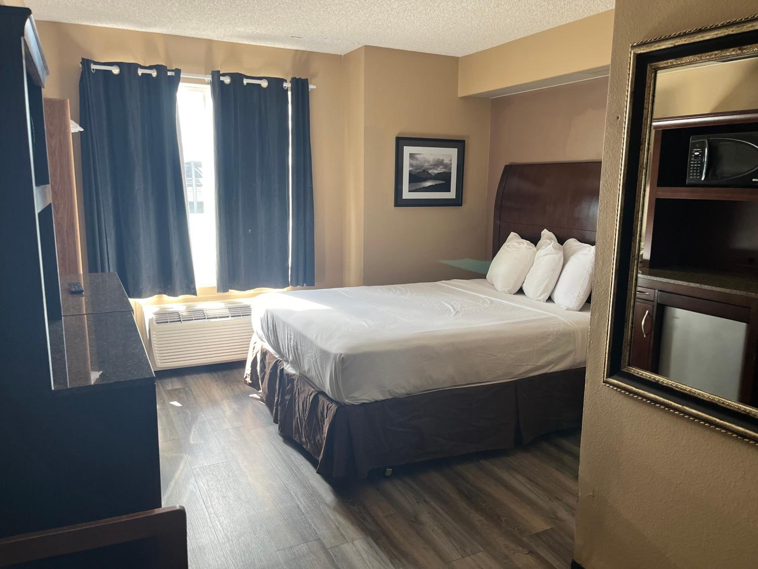 One Queen Bed Swift Current Suite Non-Smoking photo 2