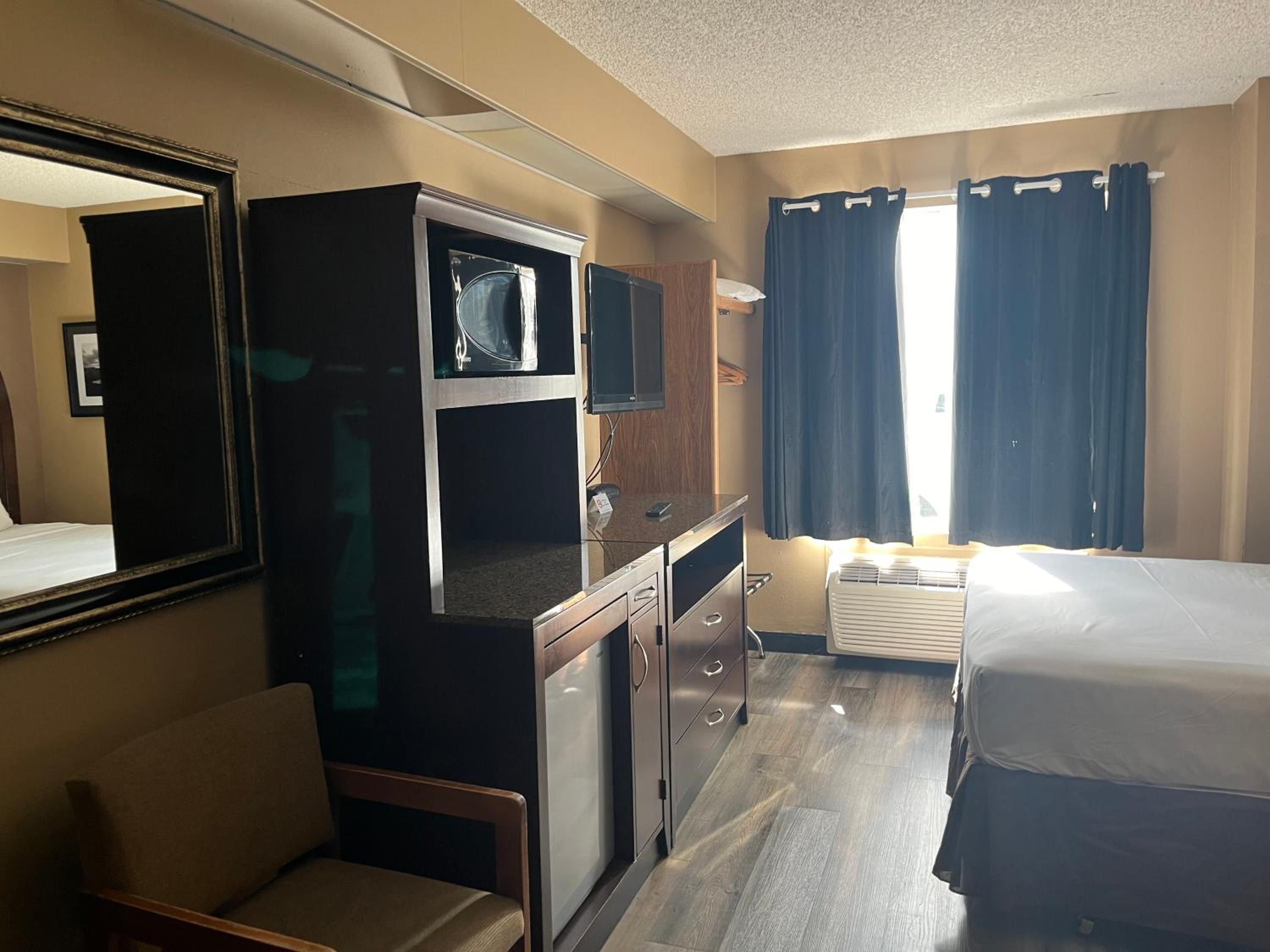 One Queen Bed Swift Current Suite Non-Smoking photo 3