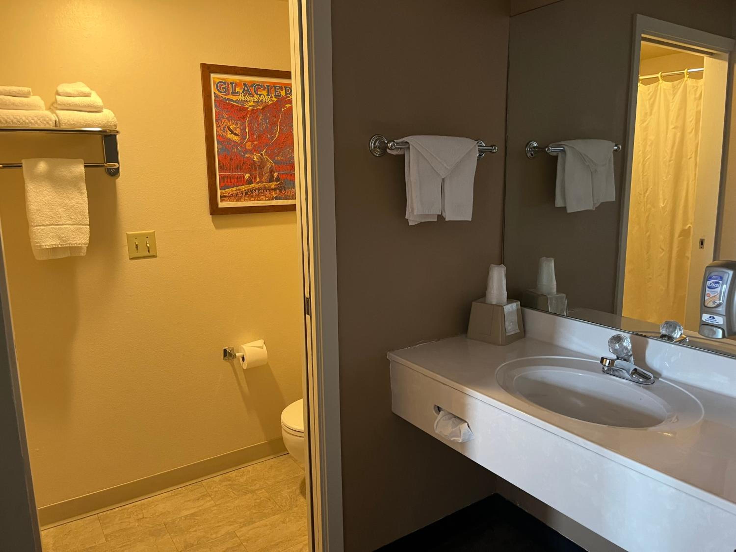 One Queen Bed Swift Current Suite Non-Smoking photo 2