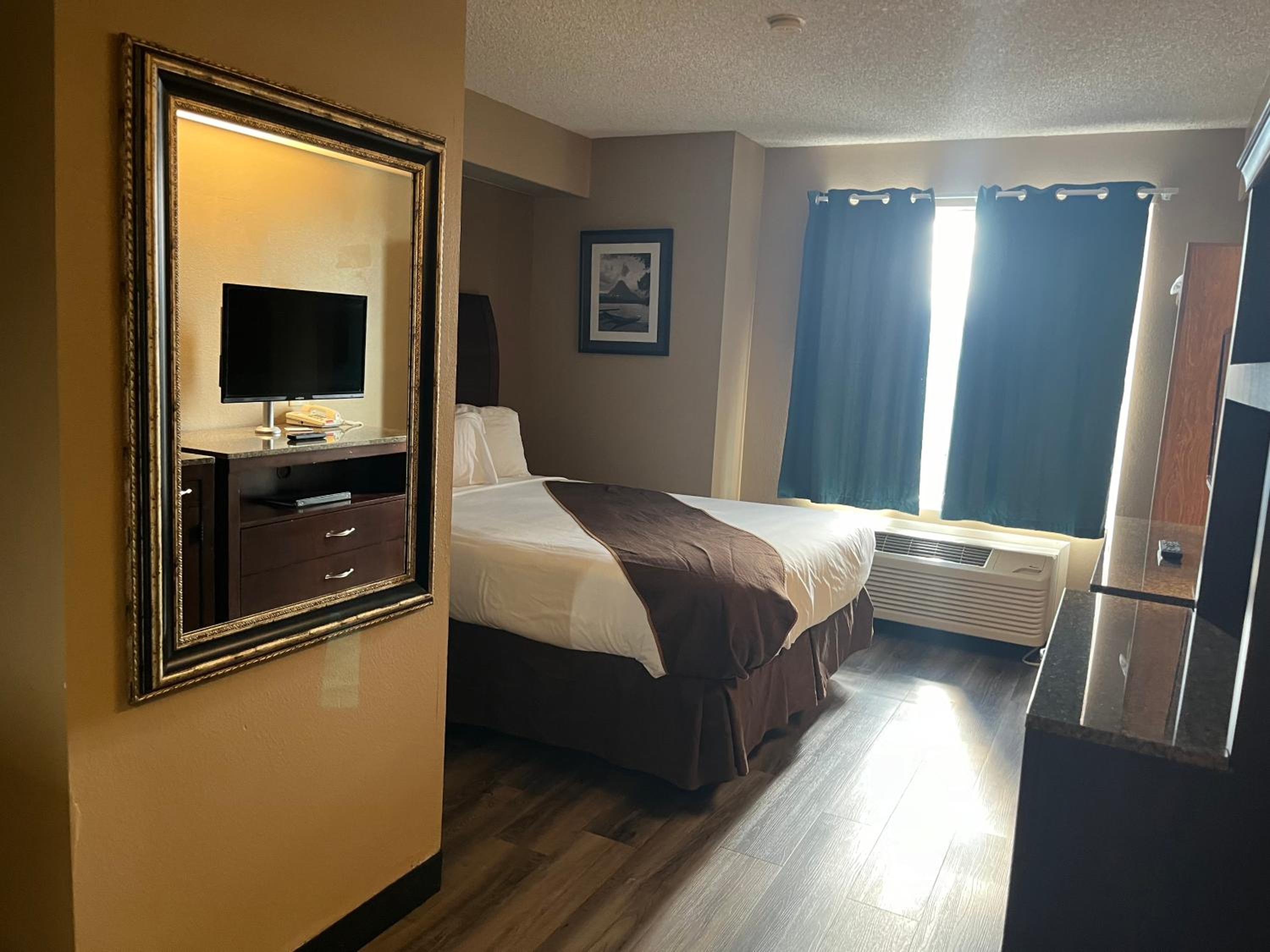 One Queen Bed Swift Current Suite Non-Smoking photo 1