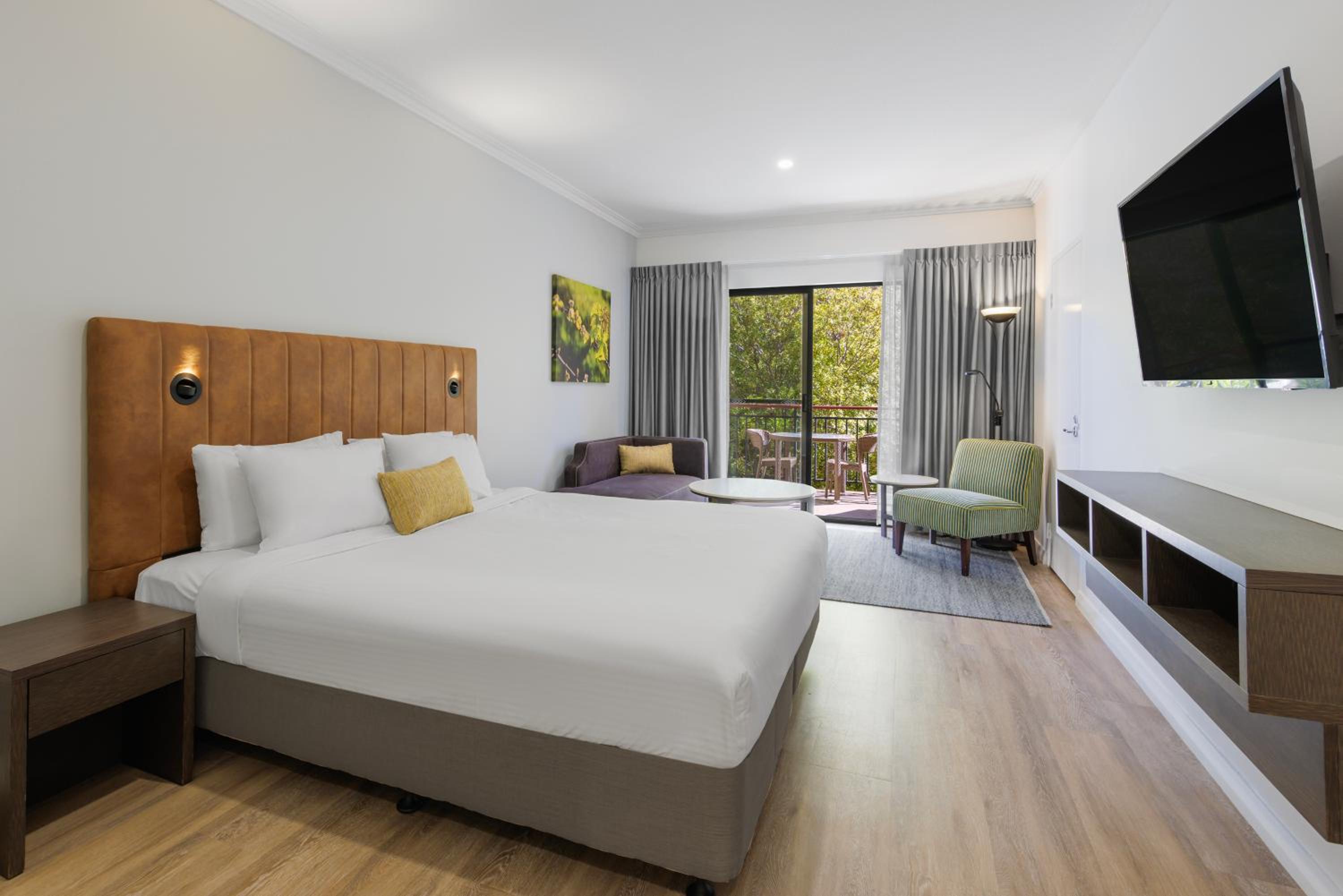 1 King Bed, Deluxe Mobility Accessible Room, W/Roll-In Shower, Non-Smoking photo 2