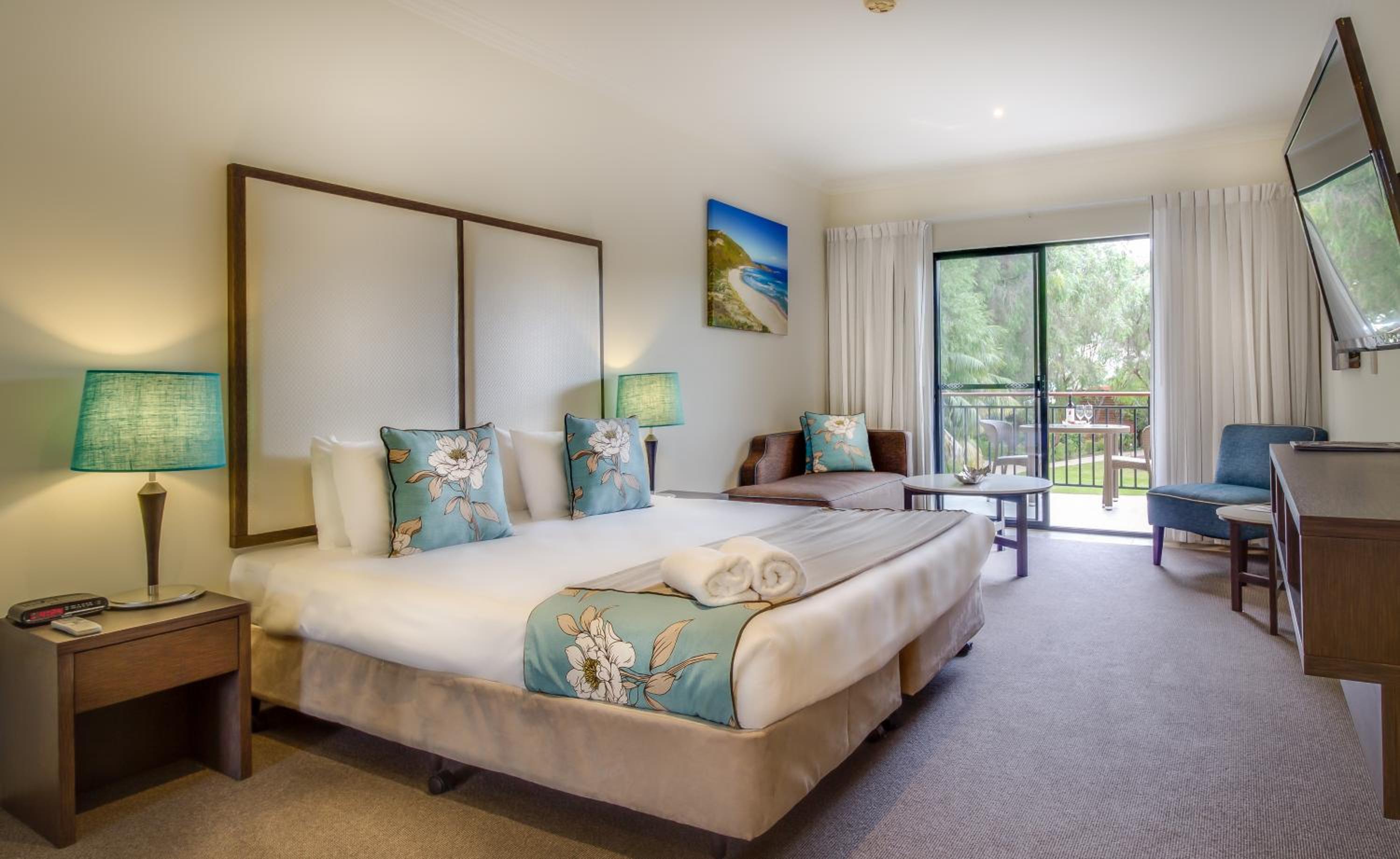 1 King Bed, Deluxe Studio, Non-Smoking photo 2