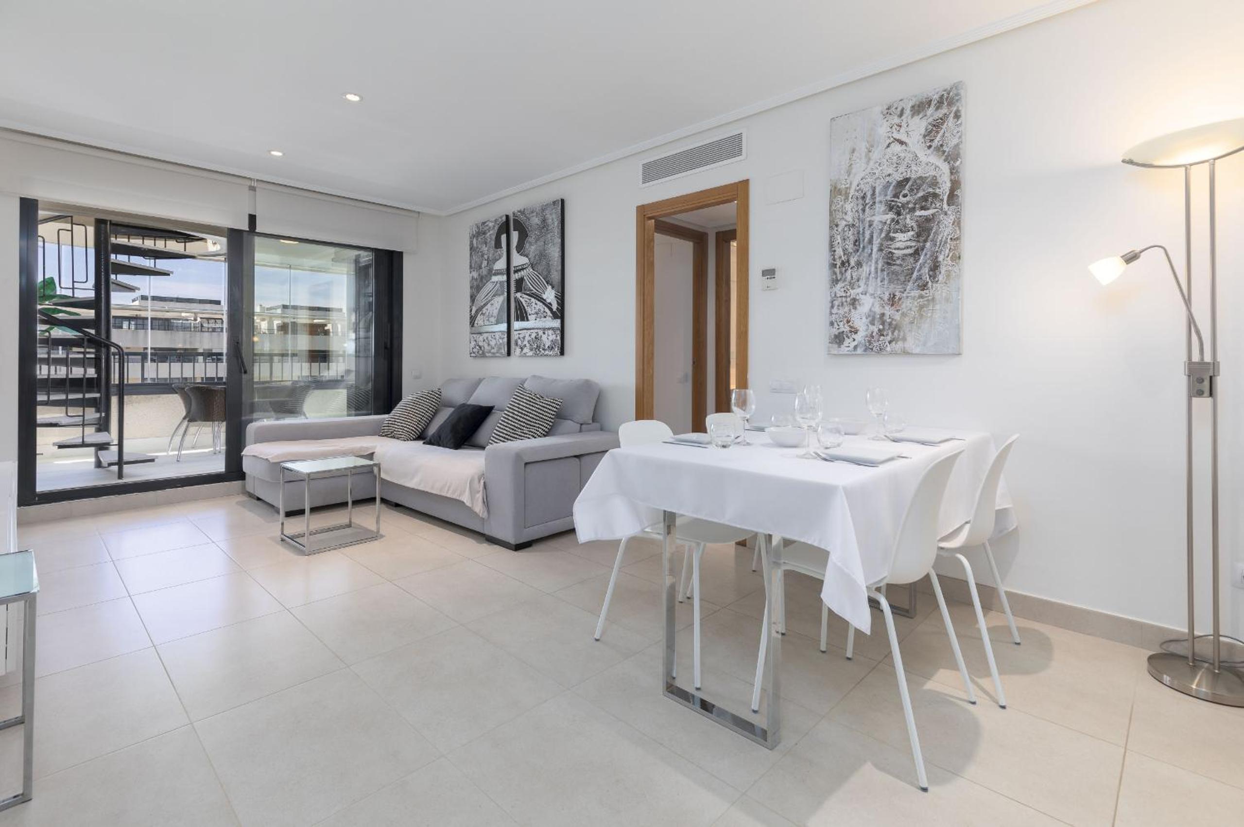 Apartamento de dos habitaciones con terraza y vista al mar