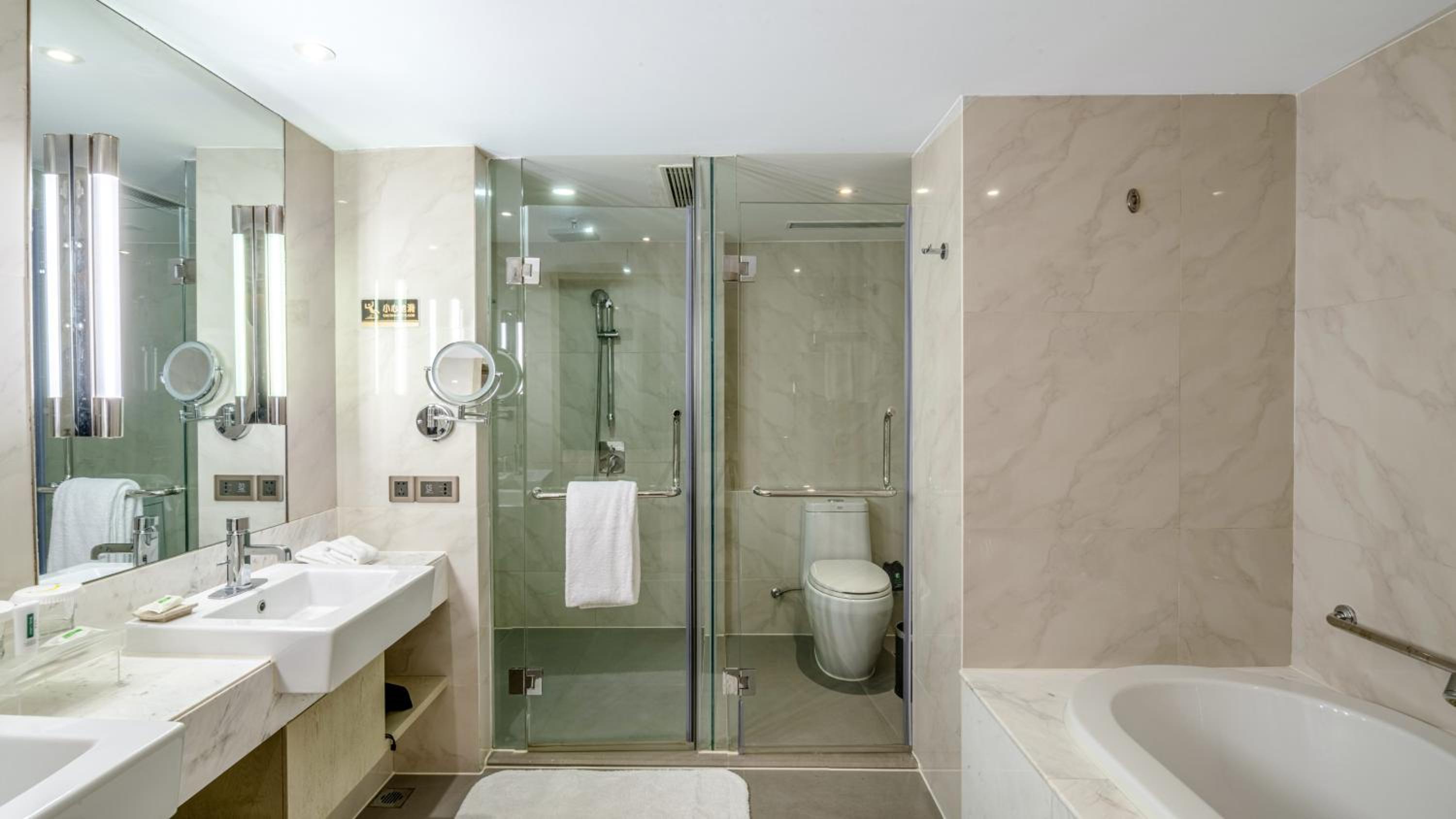1 King One-Bedroom Suite - Photo 5