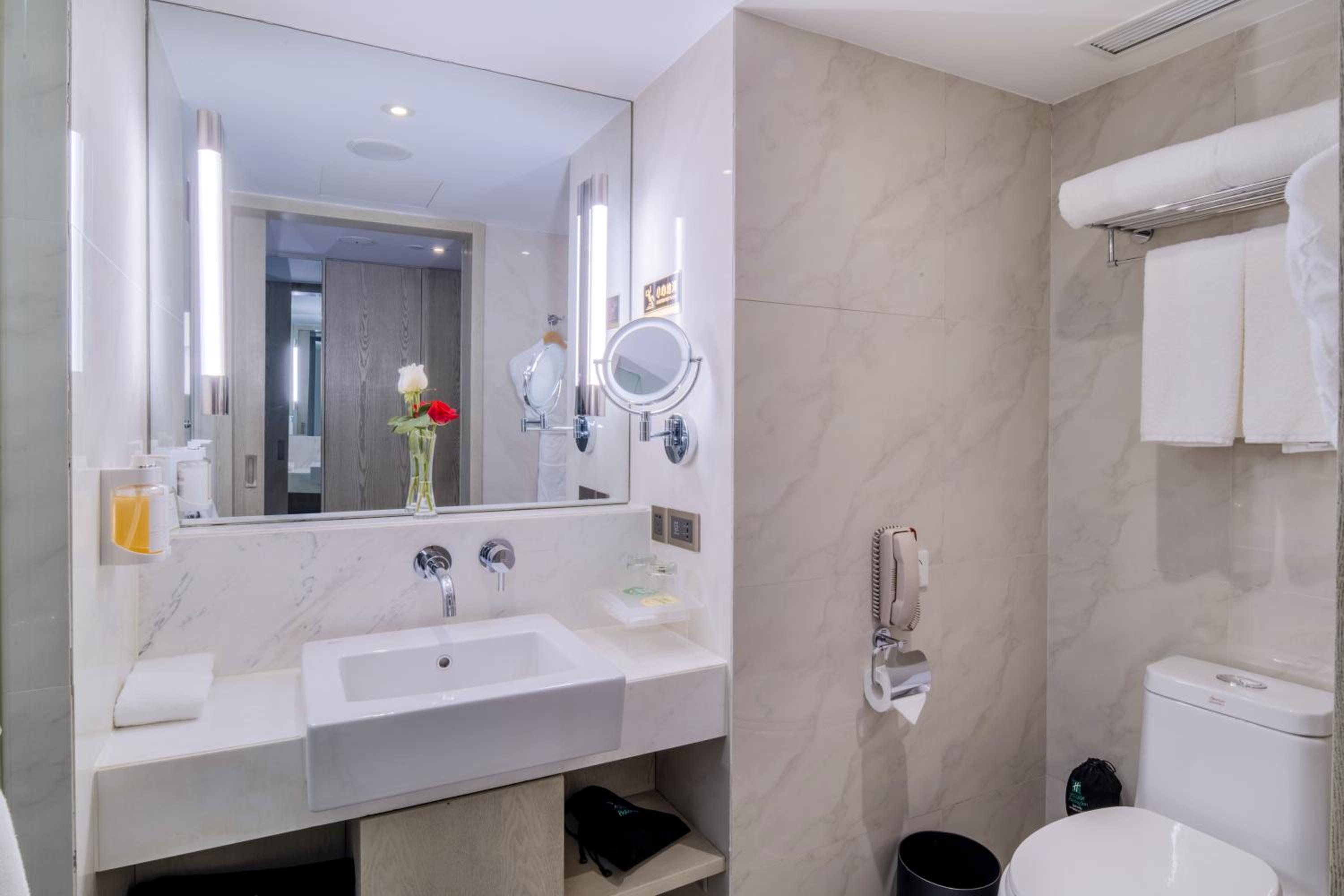 Standard King Room - Photo 4