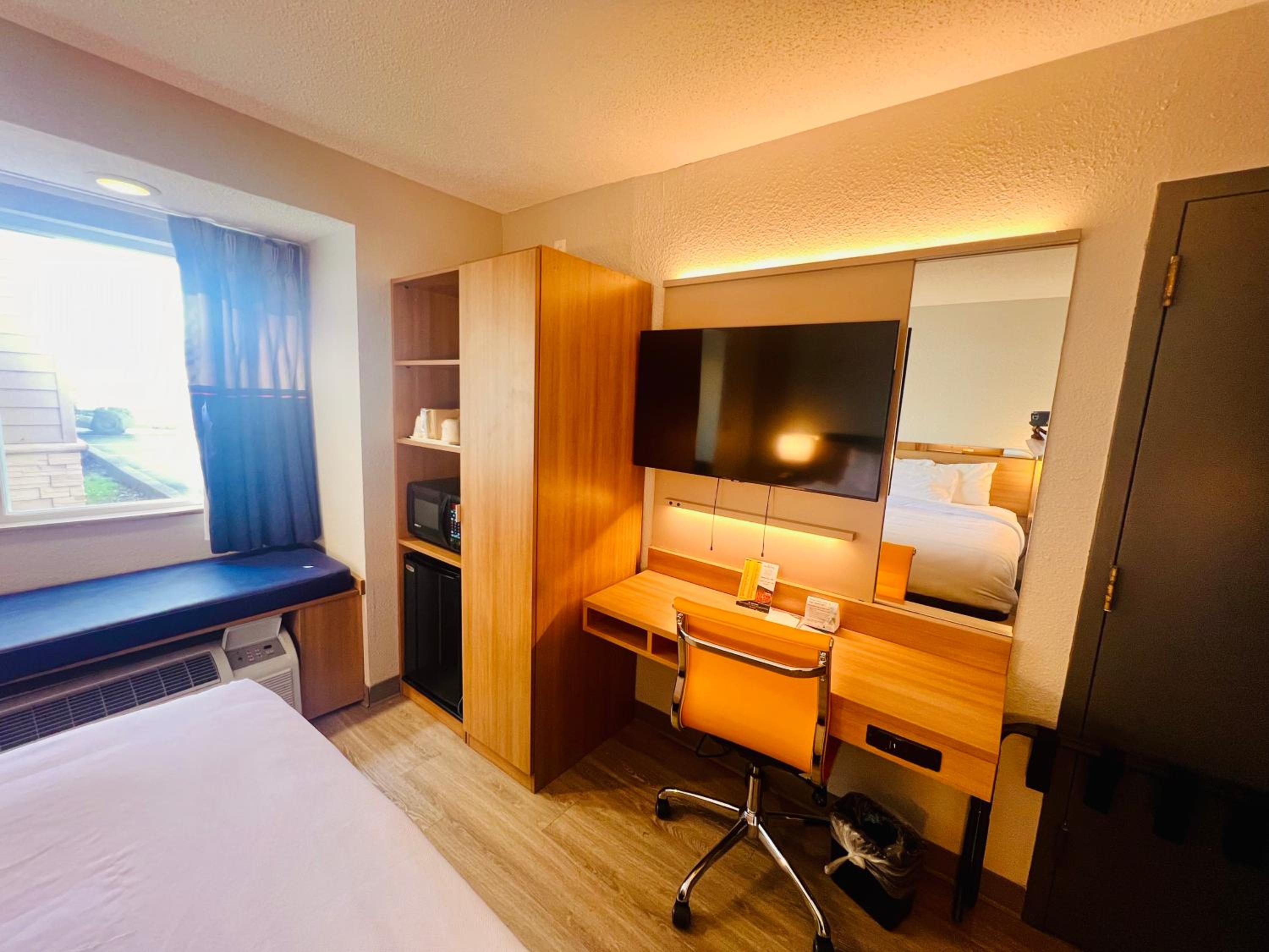 Queen Room - Non-Smoking - Photo 6