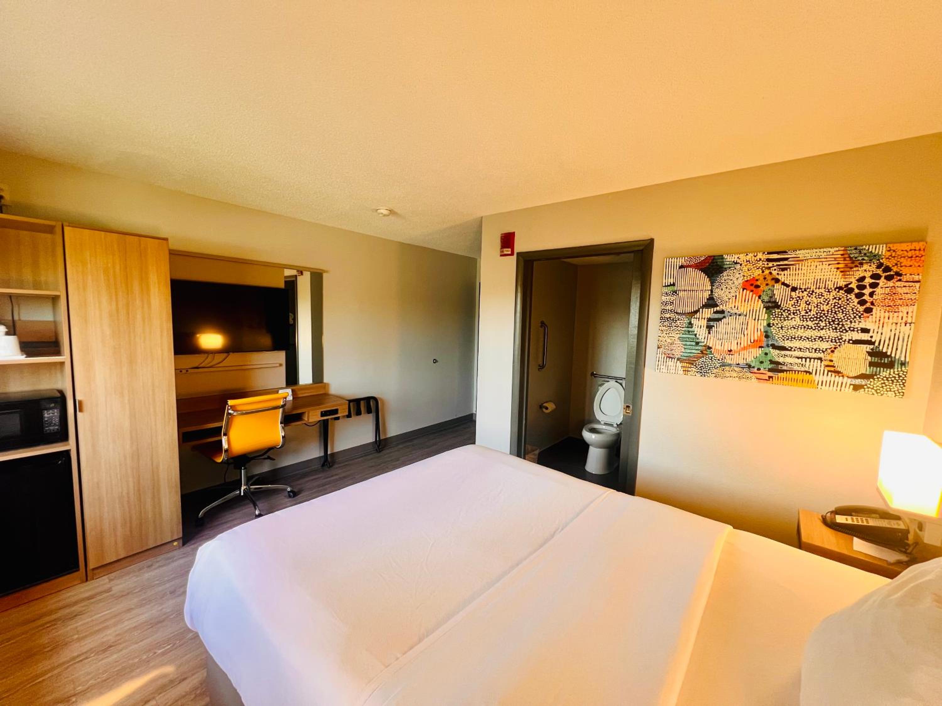 Queen Room - Non-Smoking - Photo 3