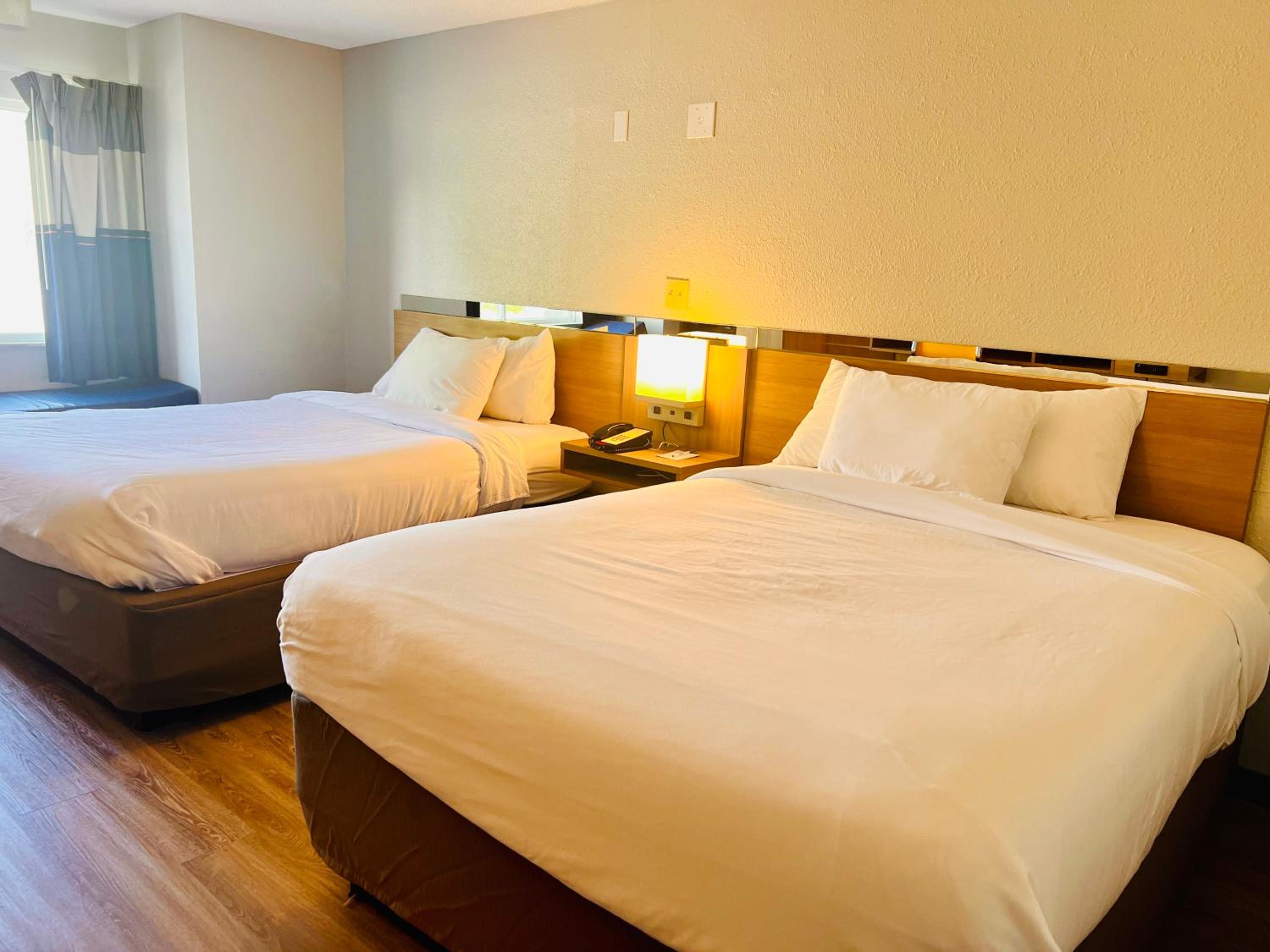 Queen Room with Two Queen Beds - Non-Smoking - Photo 6