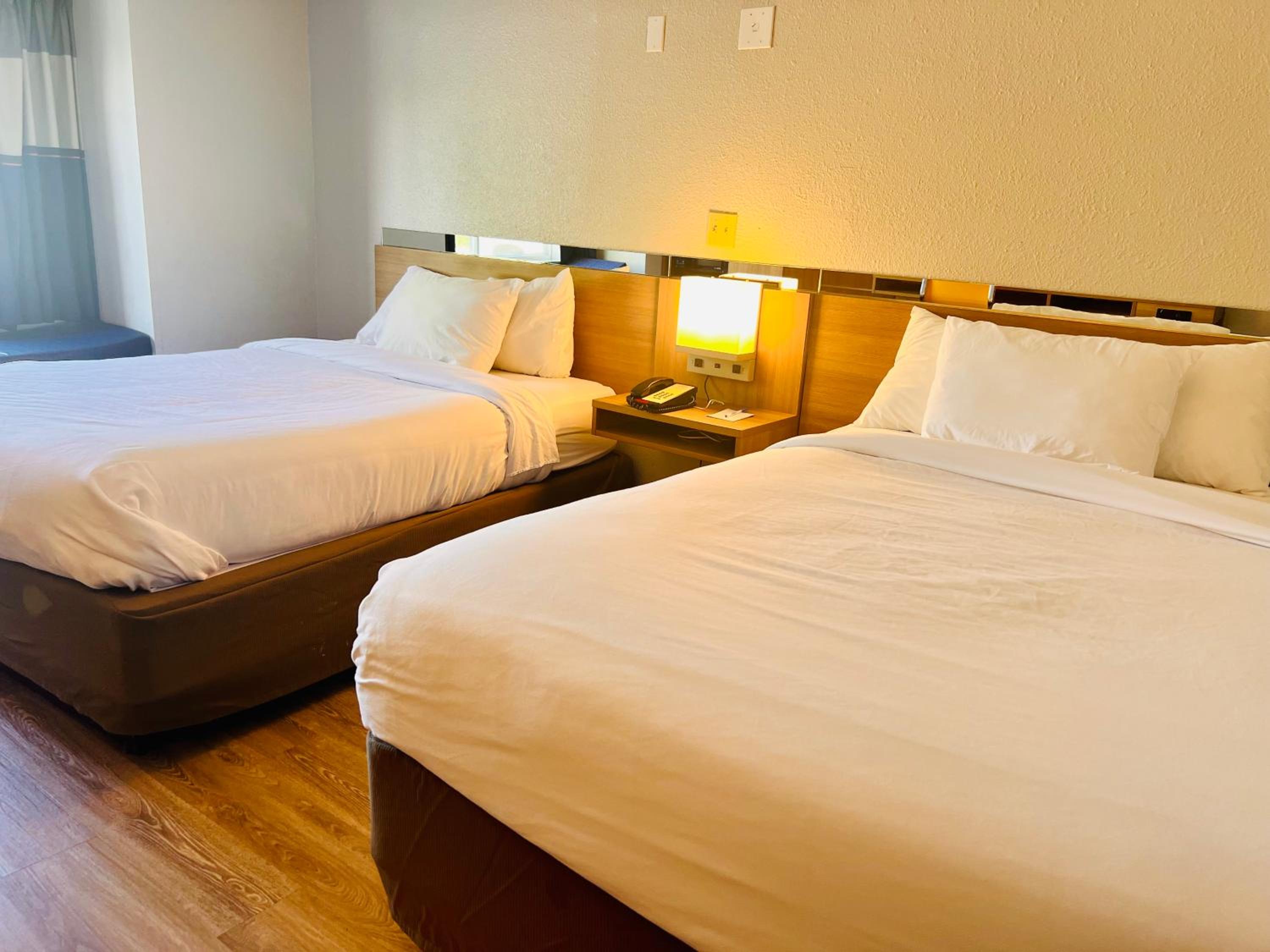 Queen Room with Two Queen Beds - Non-Smoking - Photo 8