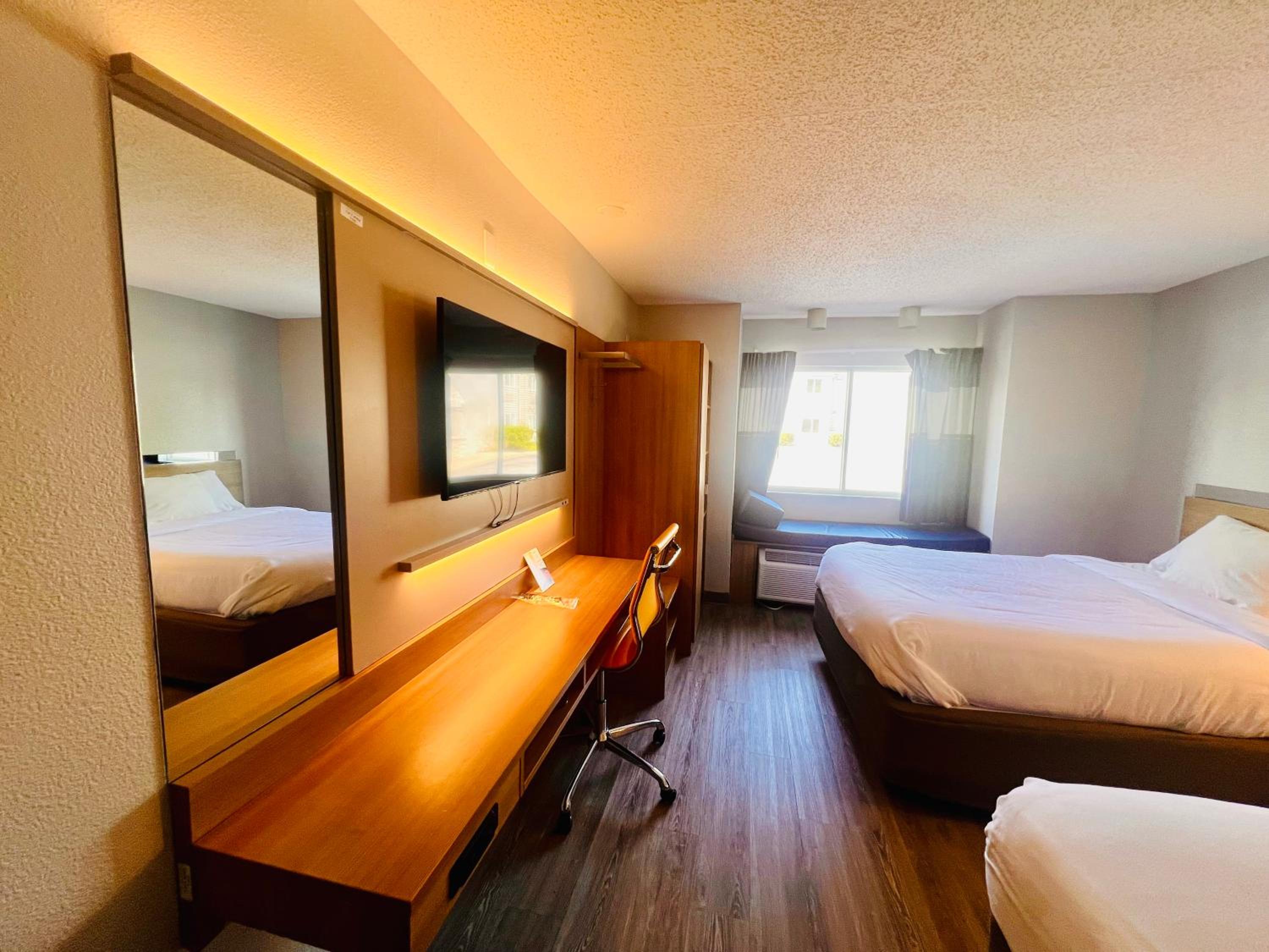 Queen Room with Two Queen Beds - Non-Smoking - Photo 9