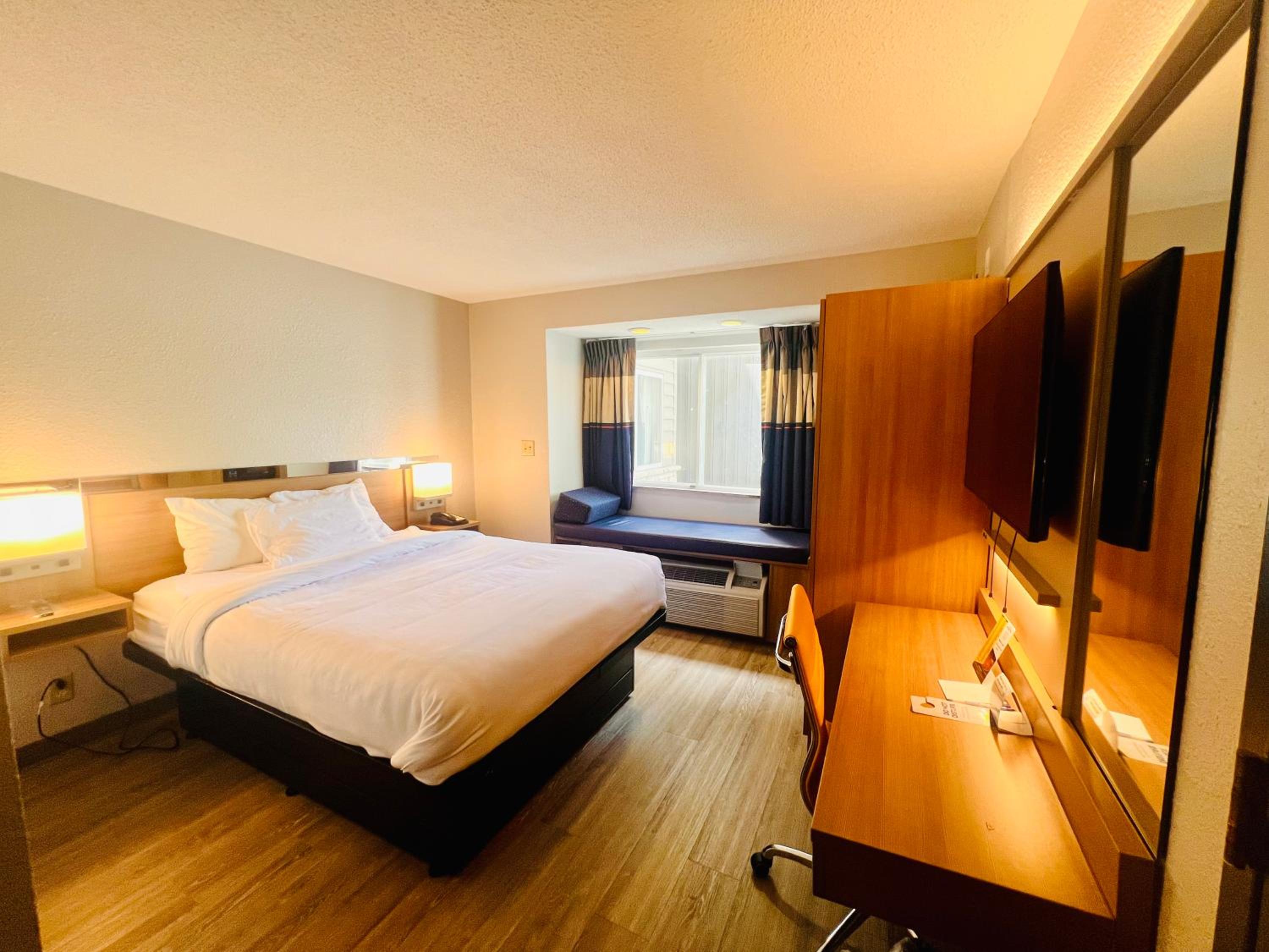 Queen Room - Non-Smoking - Photo 16