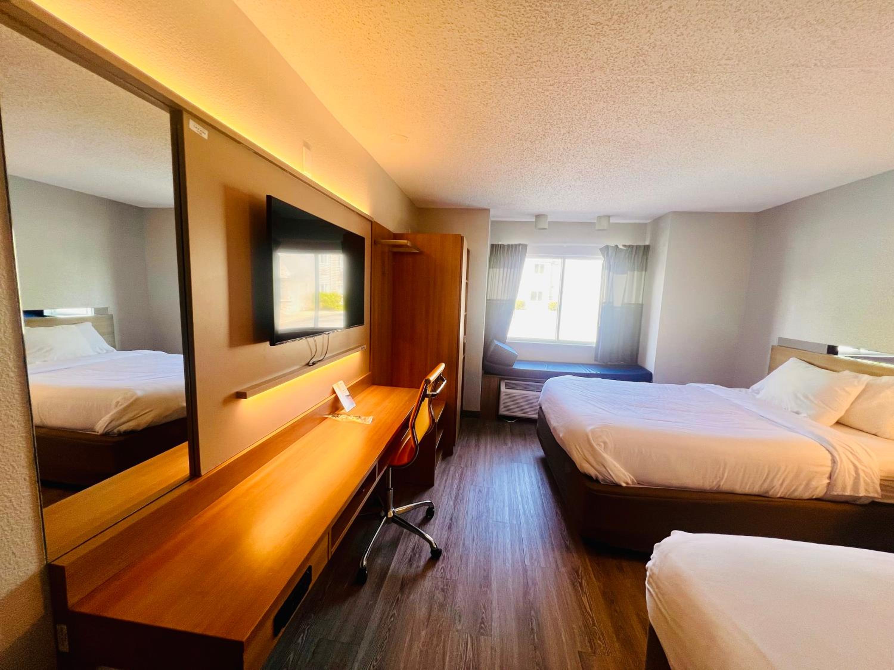 Queen Room with Two Queen Beds - Non-Smoking - Photo 2