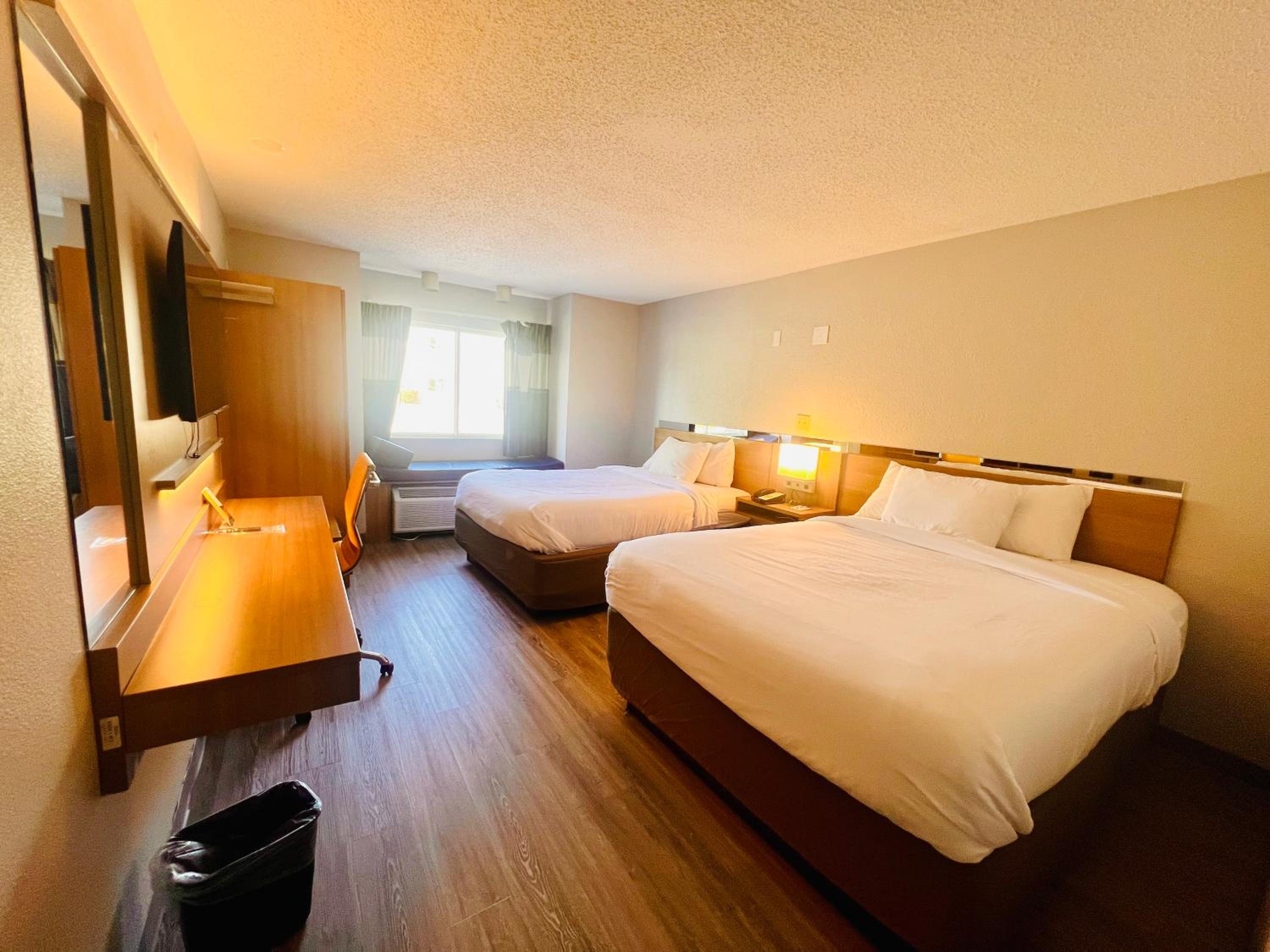 Queen Room with Two Queen Beds - Non-Smoking - Photo 4