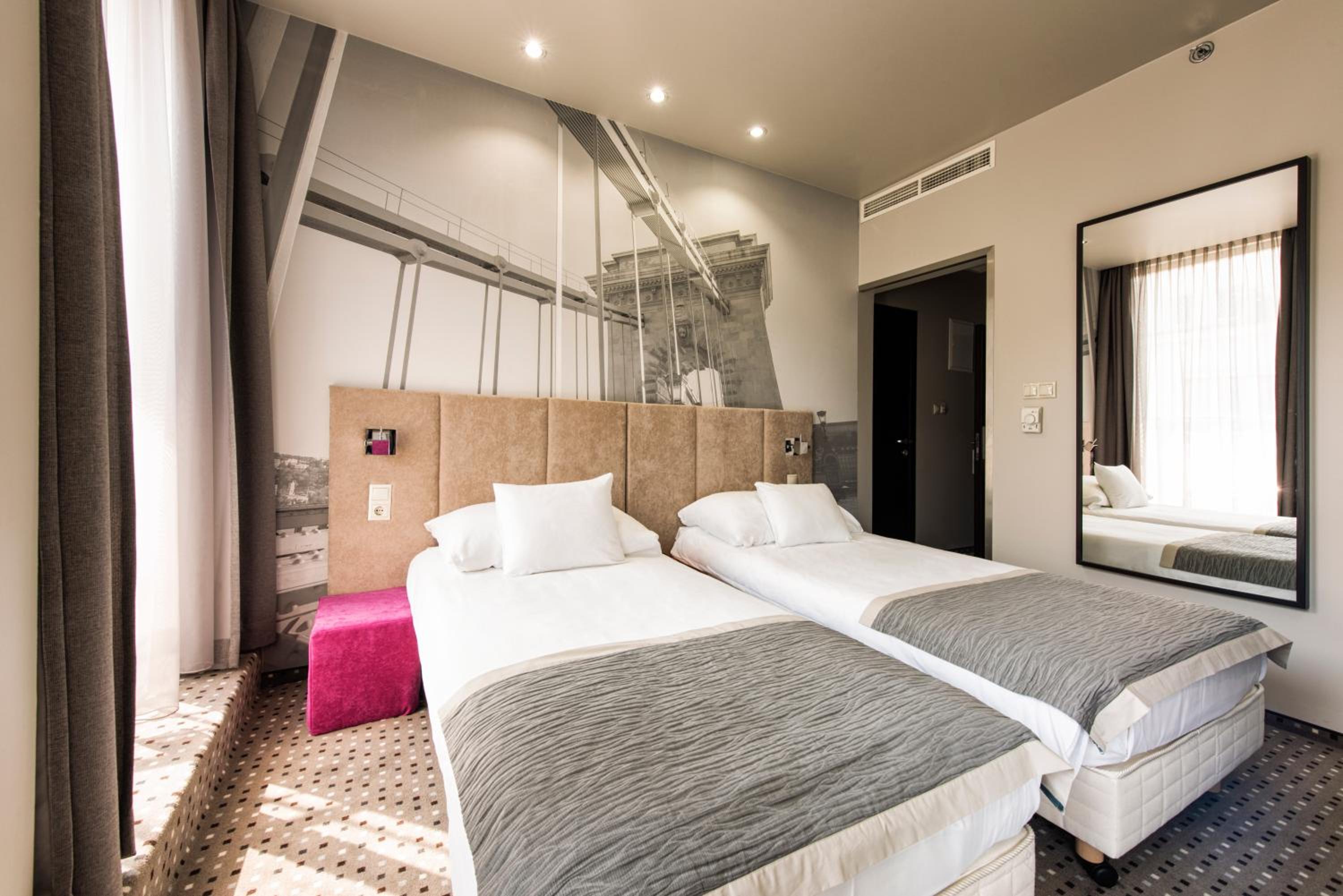 Double or Twin Room with Balcony thumbnail 5