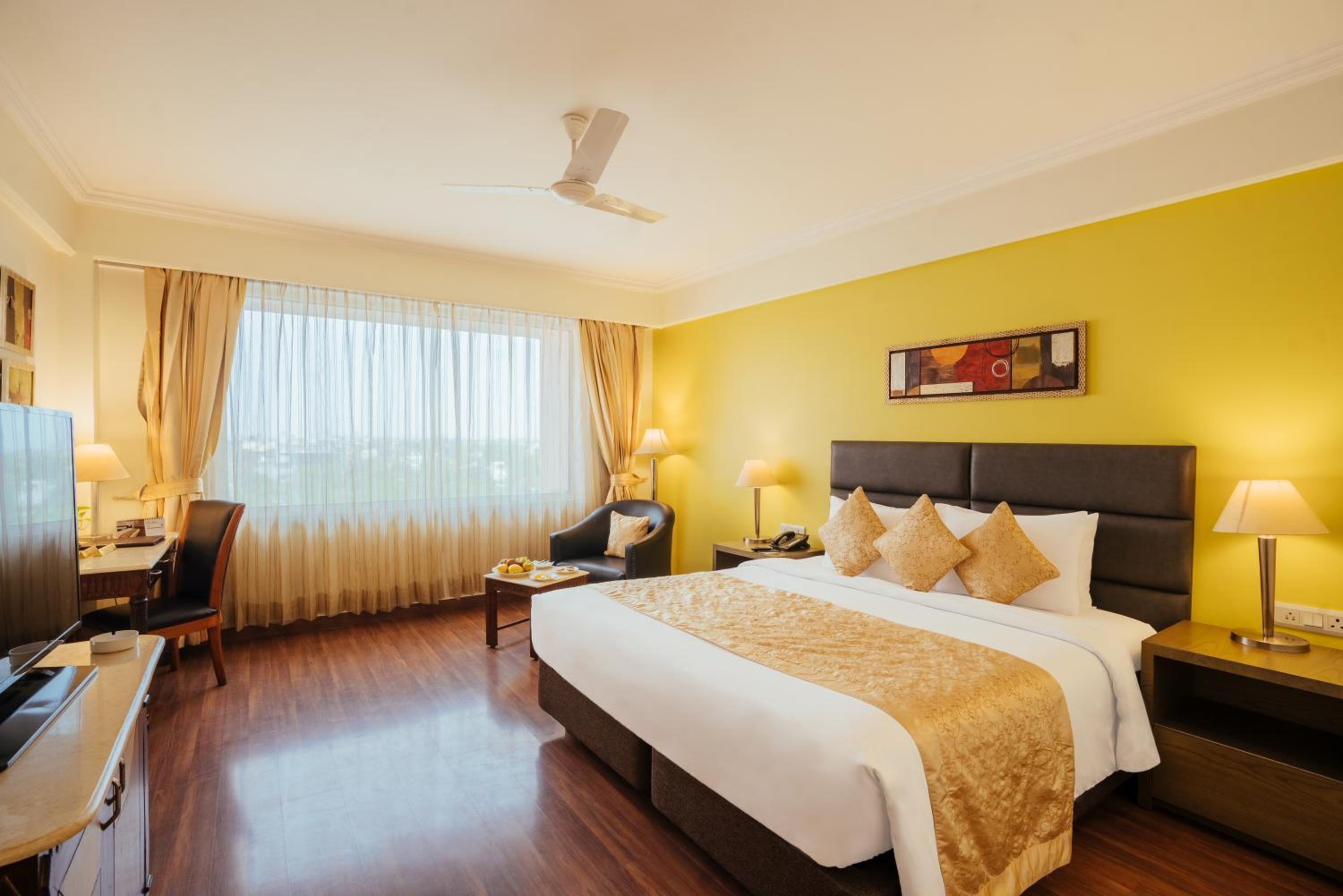 Executive King Room with complimentary business center access Executive King Room with complimentary business center access