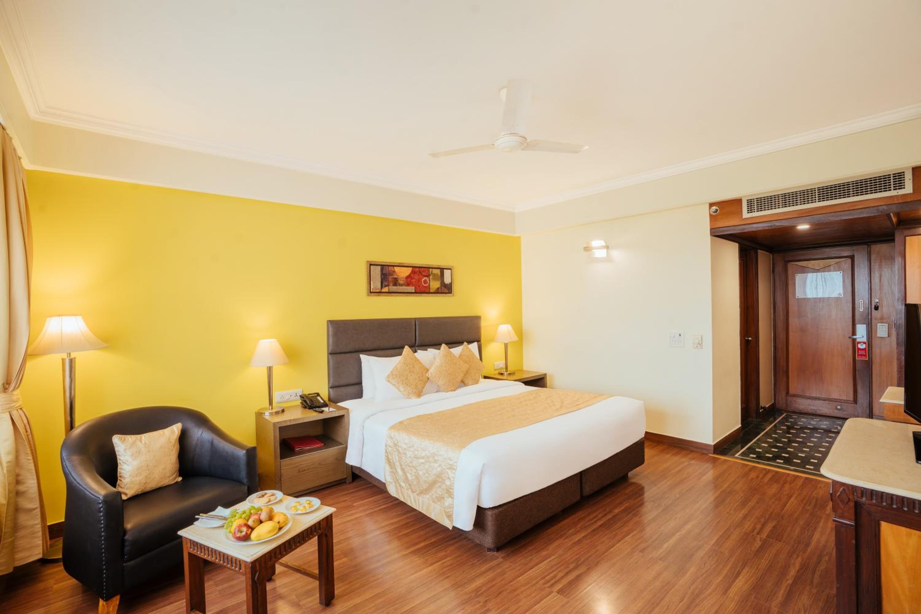 Executive King Room with complimentary business center access