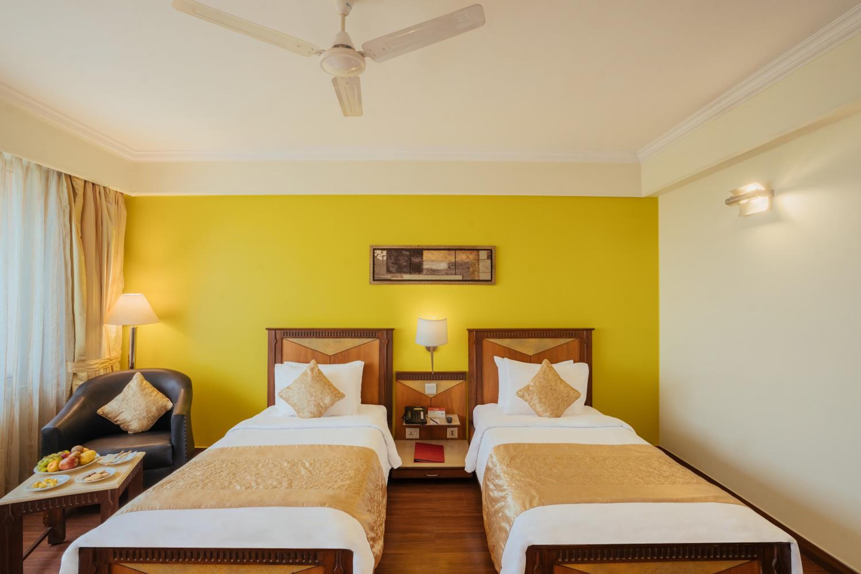 Executive Twin Room with complimentary business center access - Photo 2