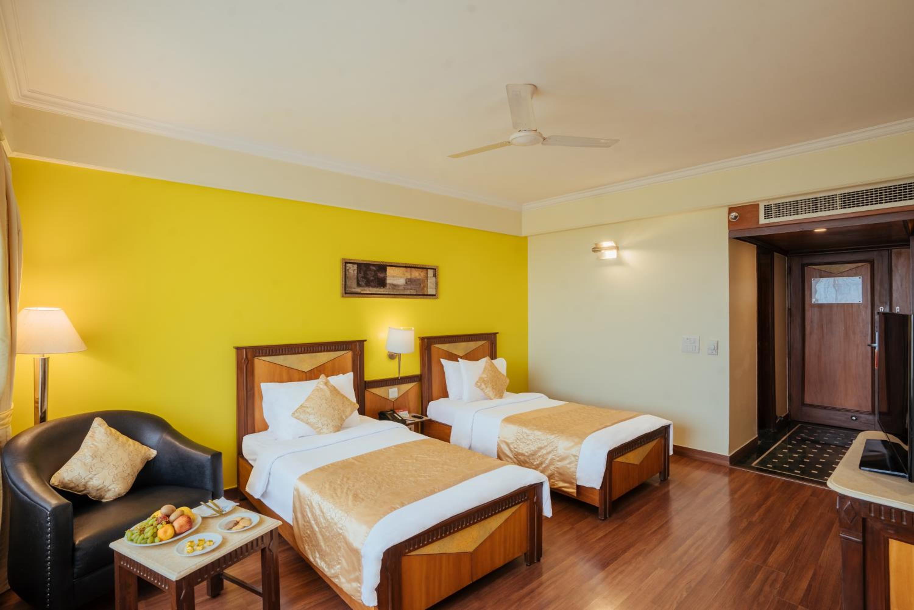 Executive Twin Room with complimentary business center access - Photo 3